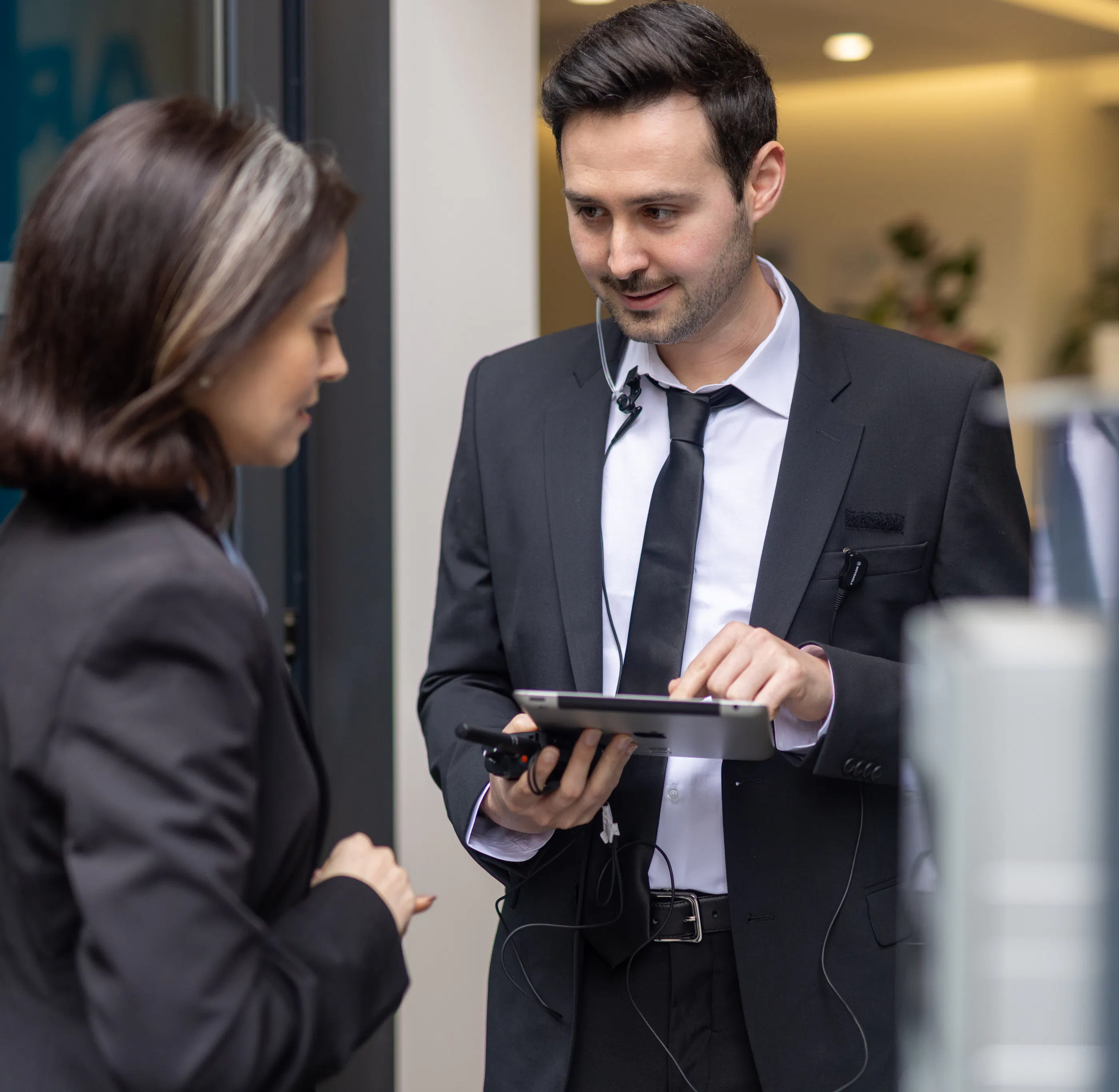 Un agent de sécurité contrôlant l'identité d'un collaborateur à l'entrée d'un bâtiment