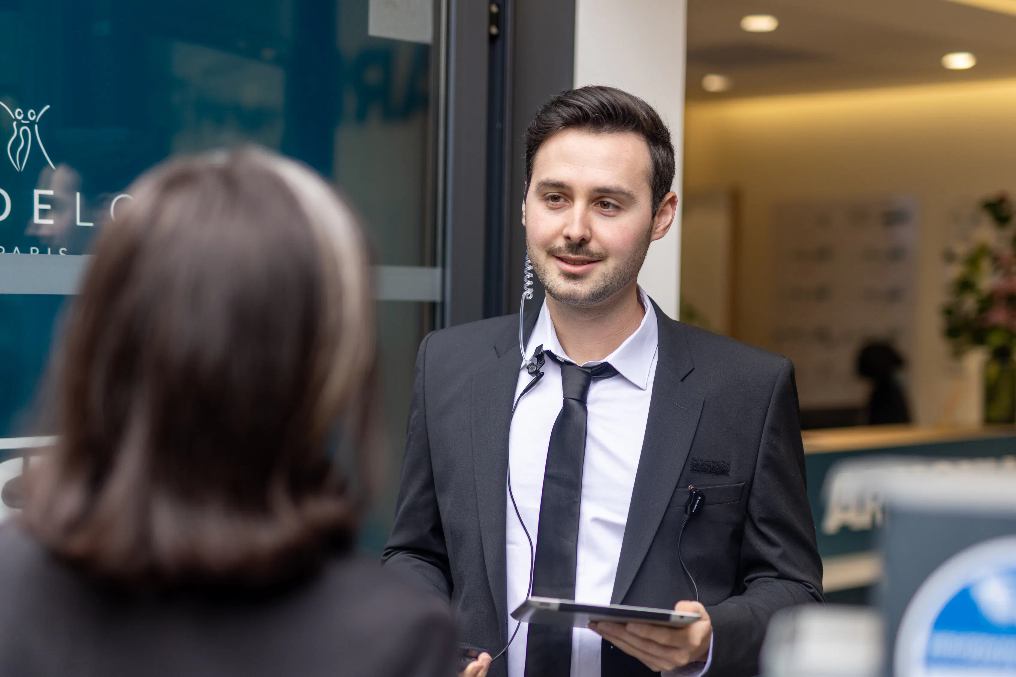 Un agent de sécurité contrôlant l'identité d'un collaborateur à l'entrée d'un bâtiment