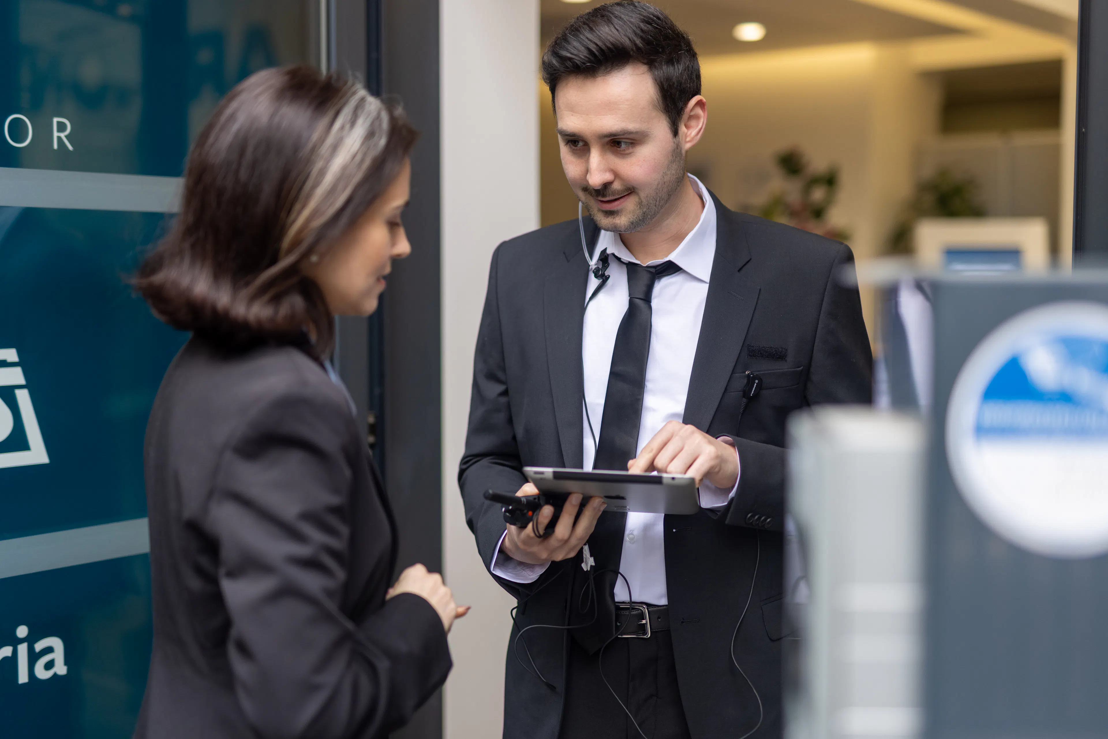 Un agent de sécurité contrôlant l'identité d'un collaborateur à l'entrée d'un bâtiment