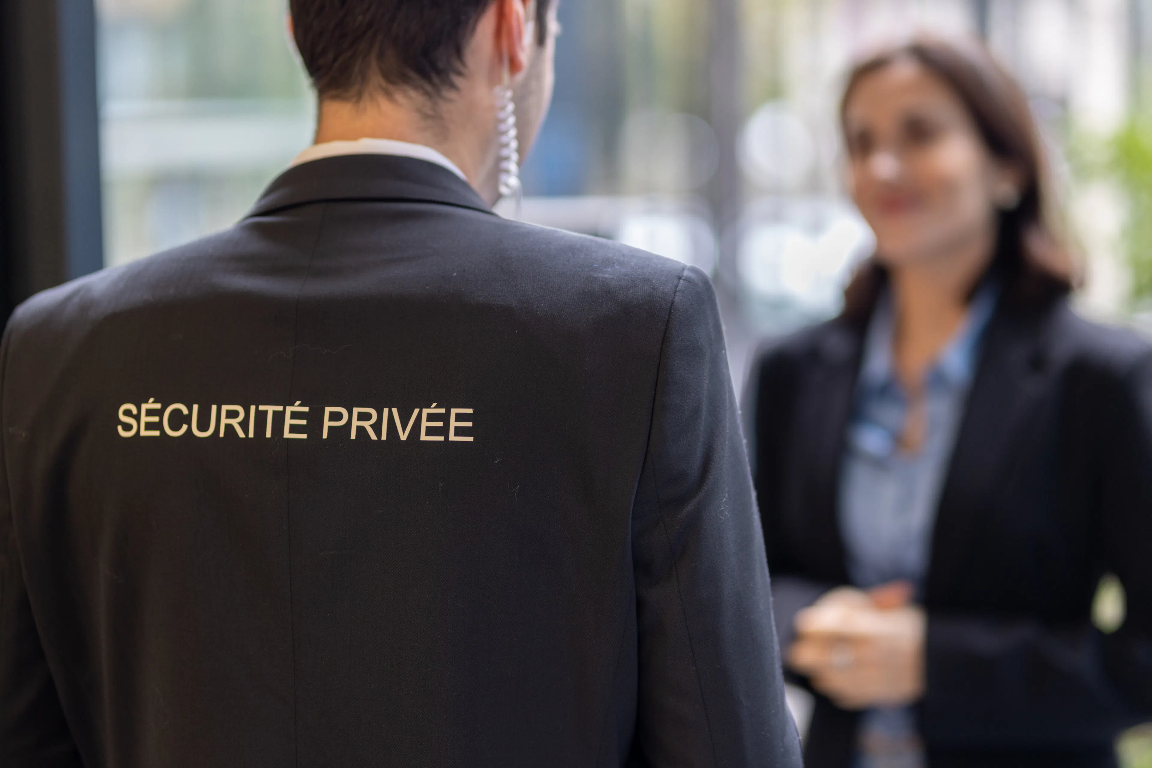 Un agent de sécurité contrôlant l'identité d'un collaborateur à l'entrée d'un bâtiment