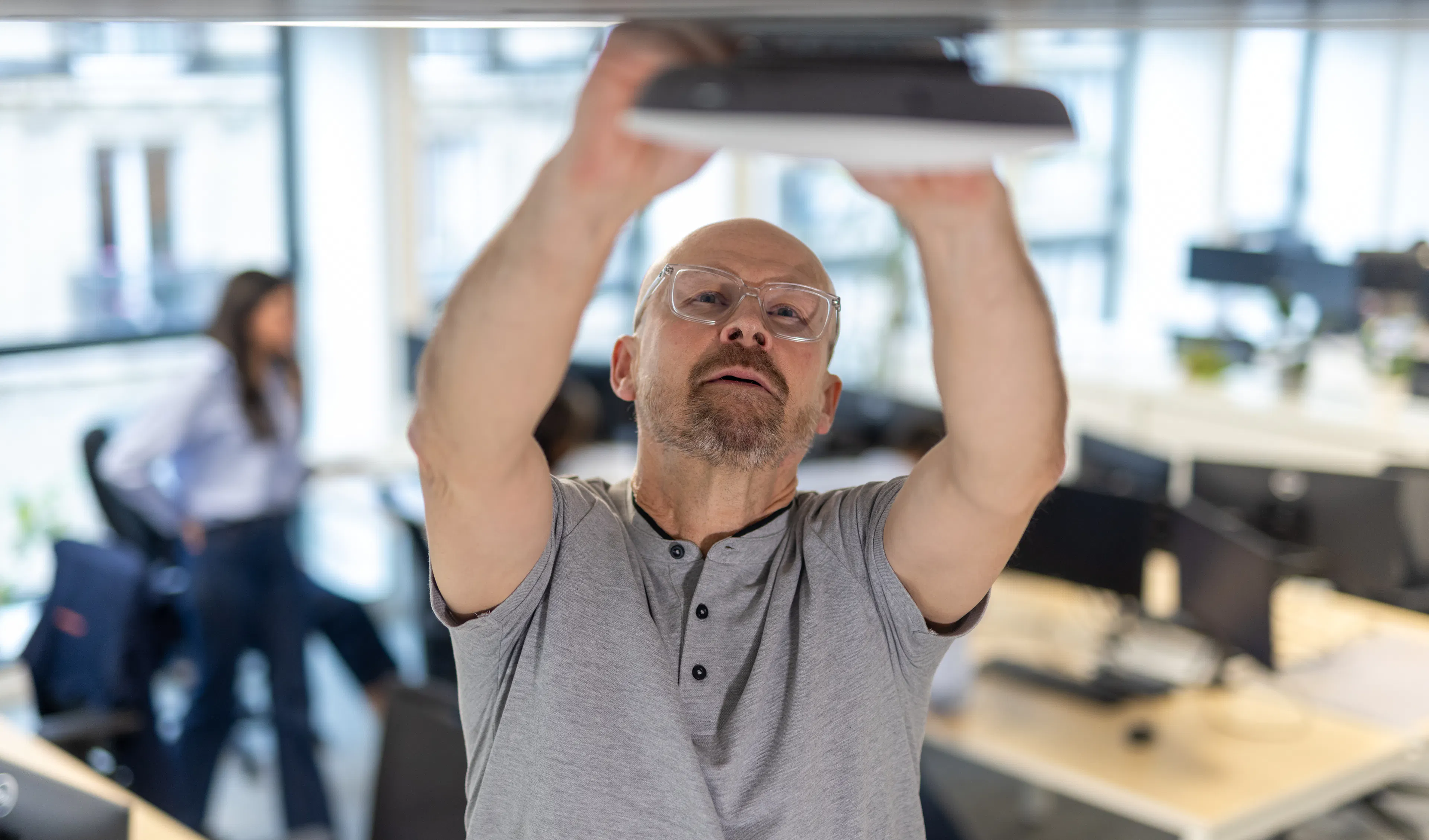 Un agent de maintenance réparant une box wifi