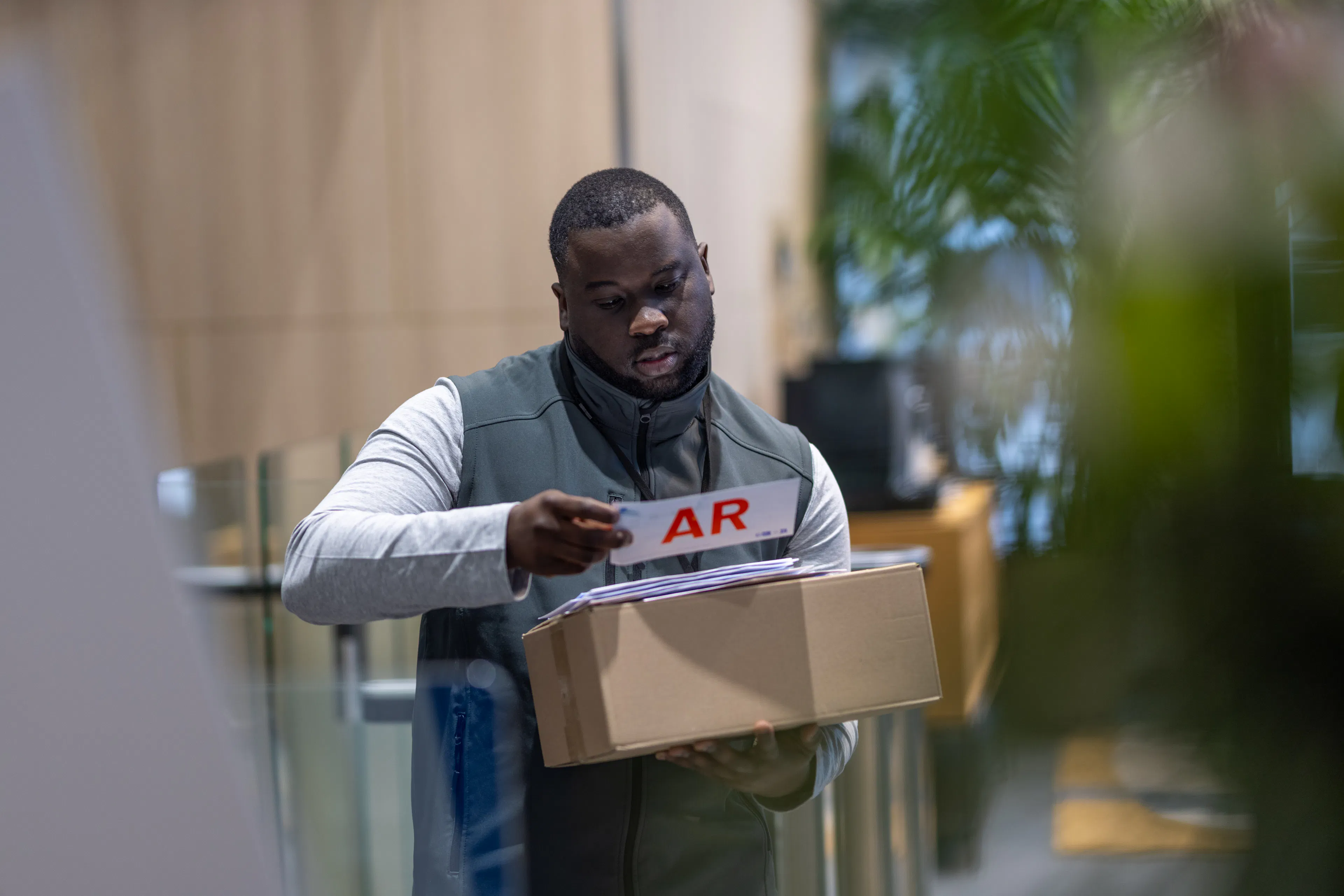Un agent documentaire réceptionnant du courrier