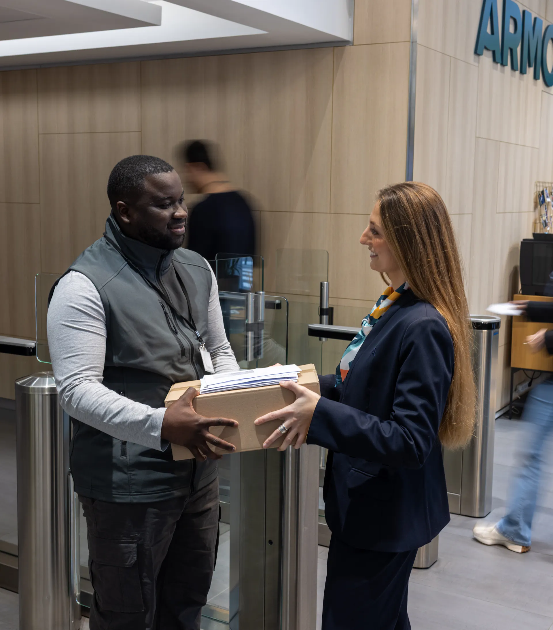 Un agent documentaire et une hôtesse d'accueil 