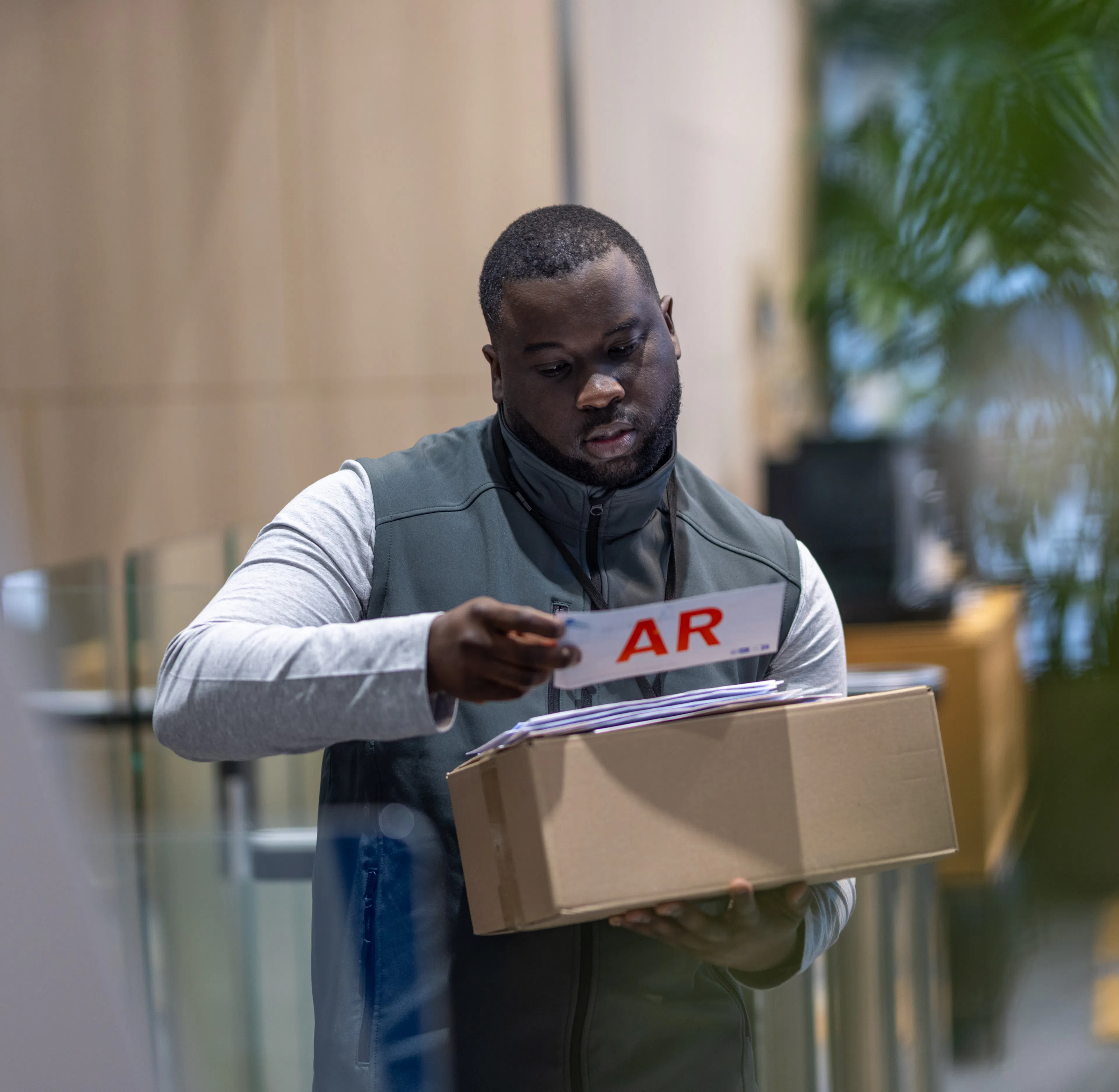 Un agent documentaire regardant le courrier 