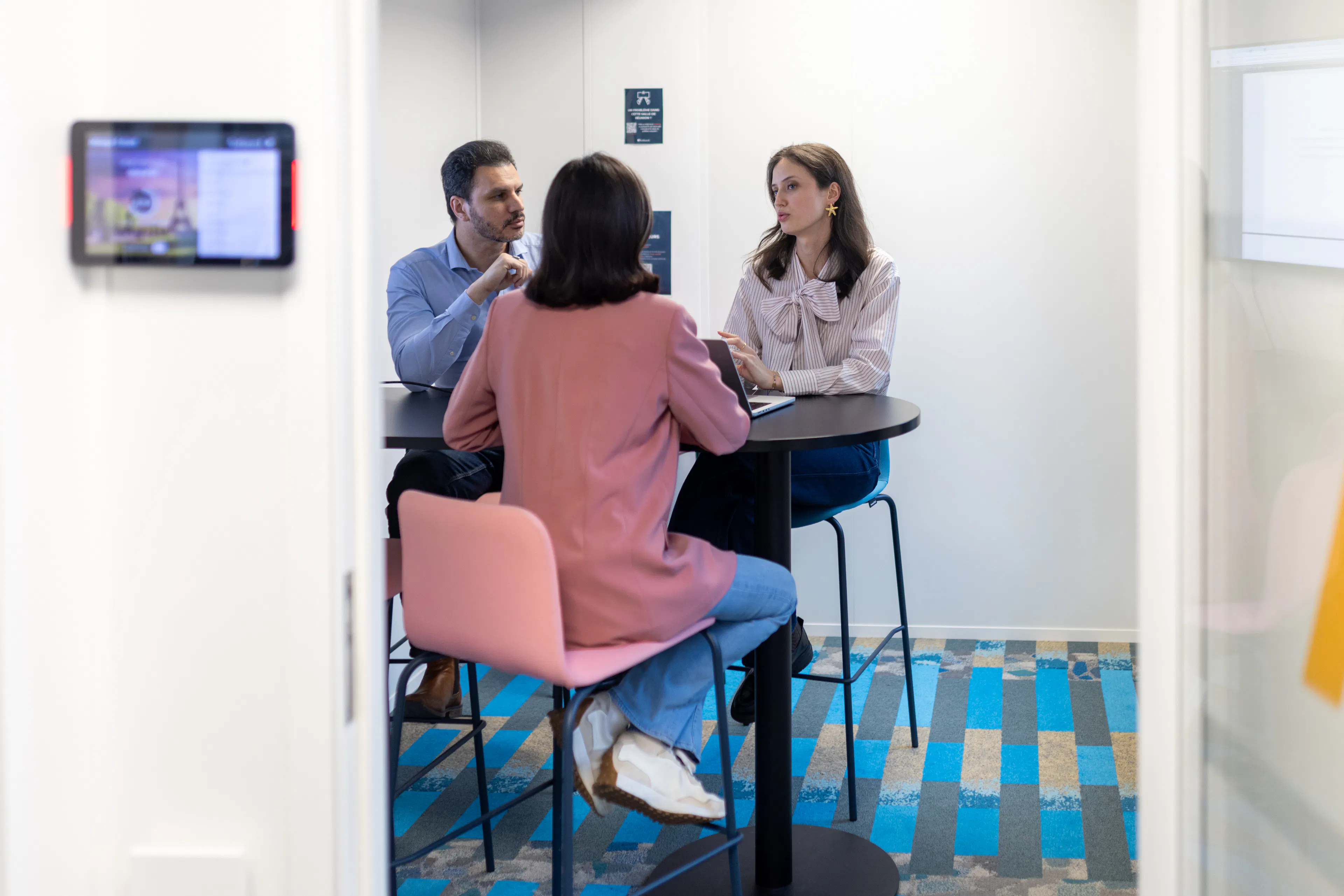 Trois collaborateurs échangeant ensemble