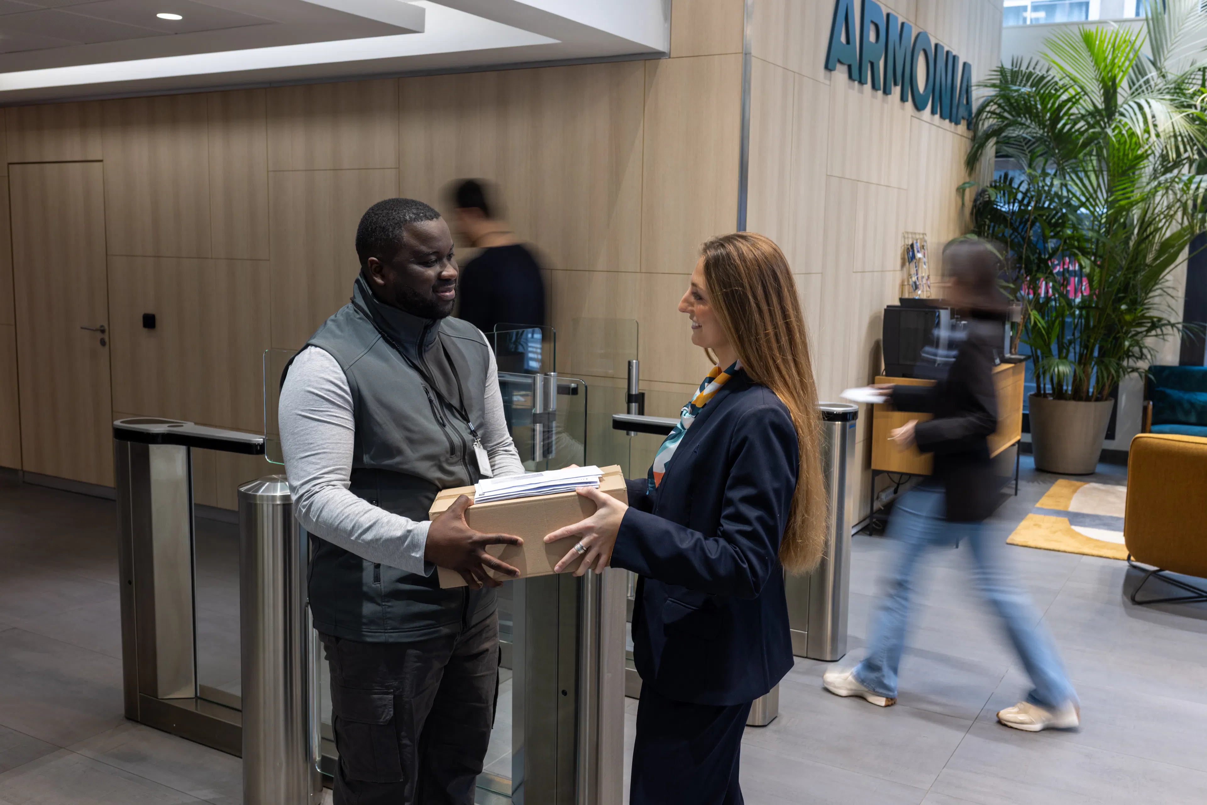 Une hôtesse d'accueil et un agent documentaire échangeant ensemble dans un environnement de travail