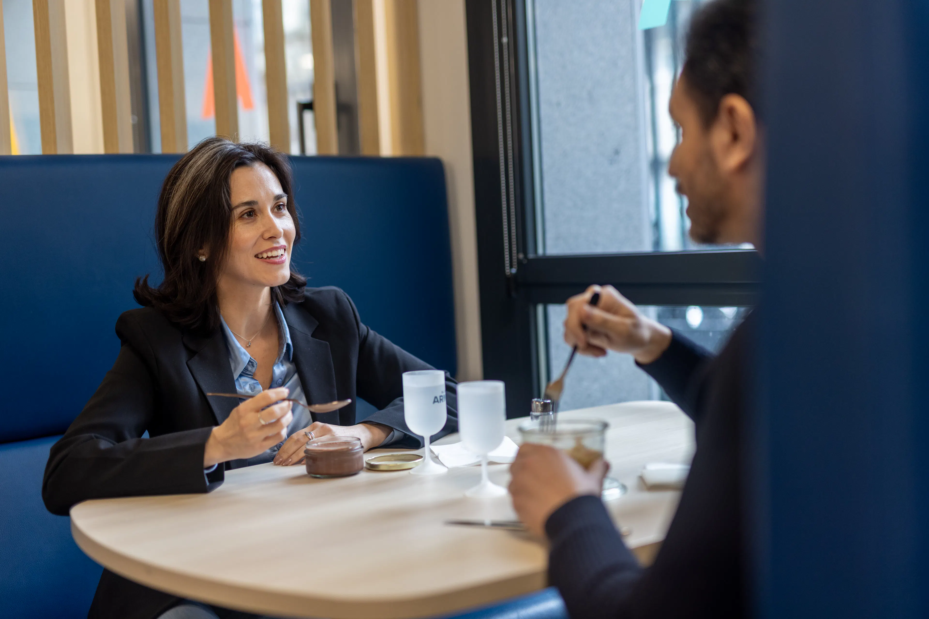 Deux collaborateurs déjeunant ensemble au sein d'un environnement de travail