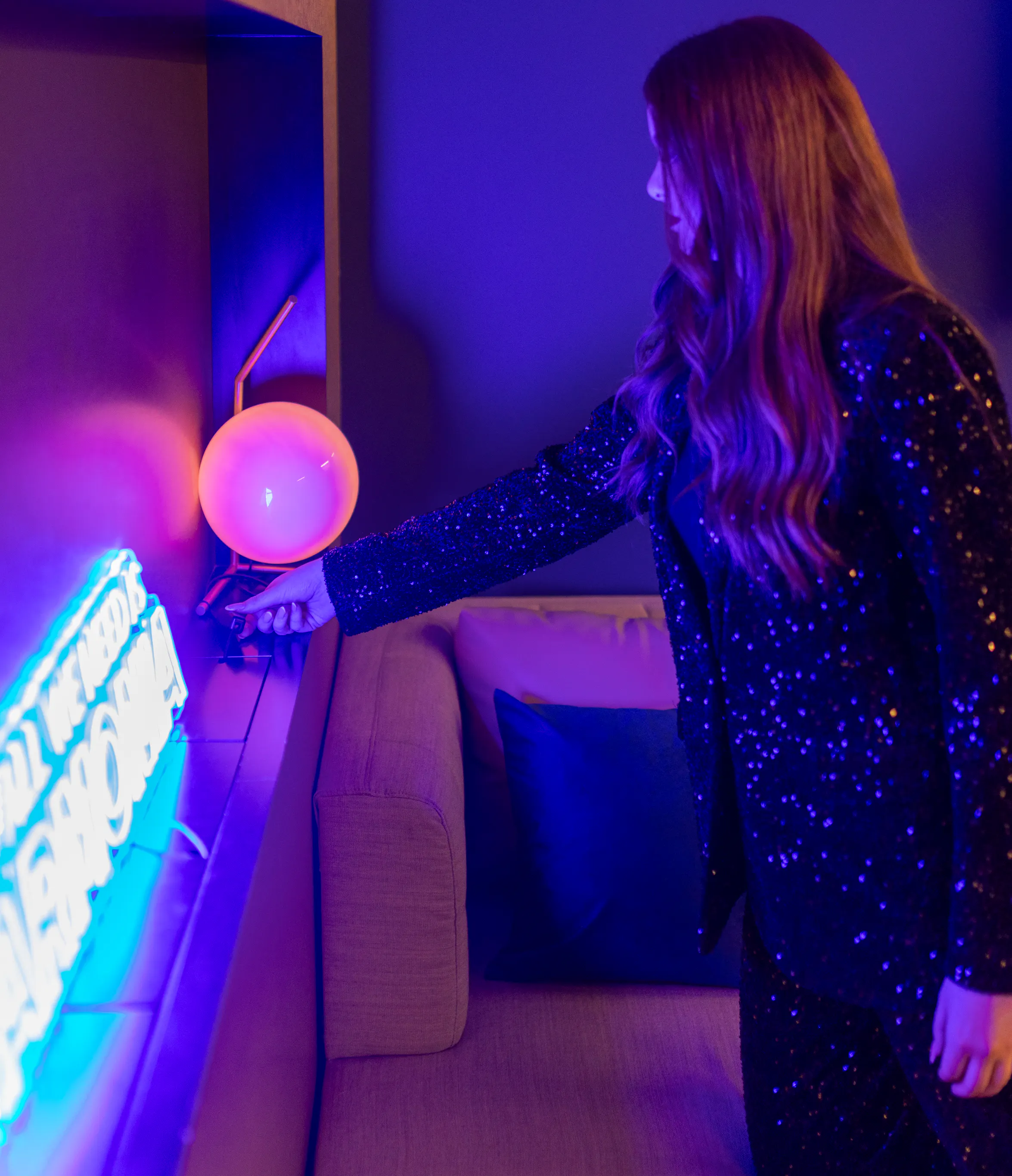 Une hôtesse assurant la décoration d'une loge événementielle