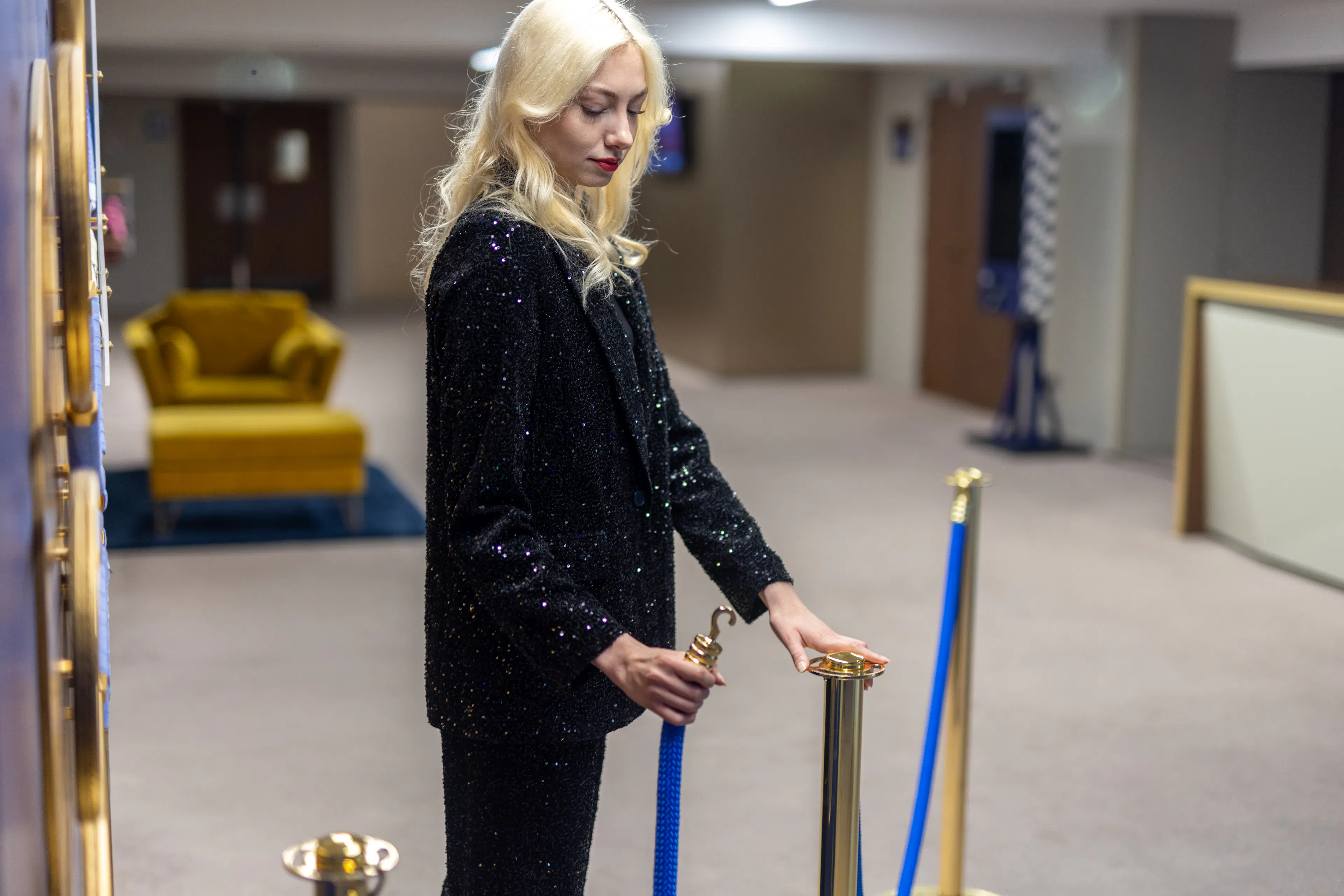 Une hôtesse assurant un agencement d'espace sur un lieu événementiel