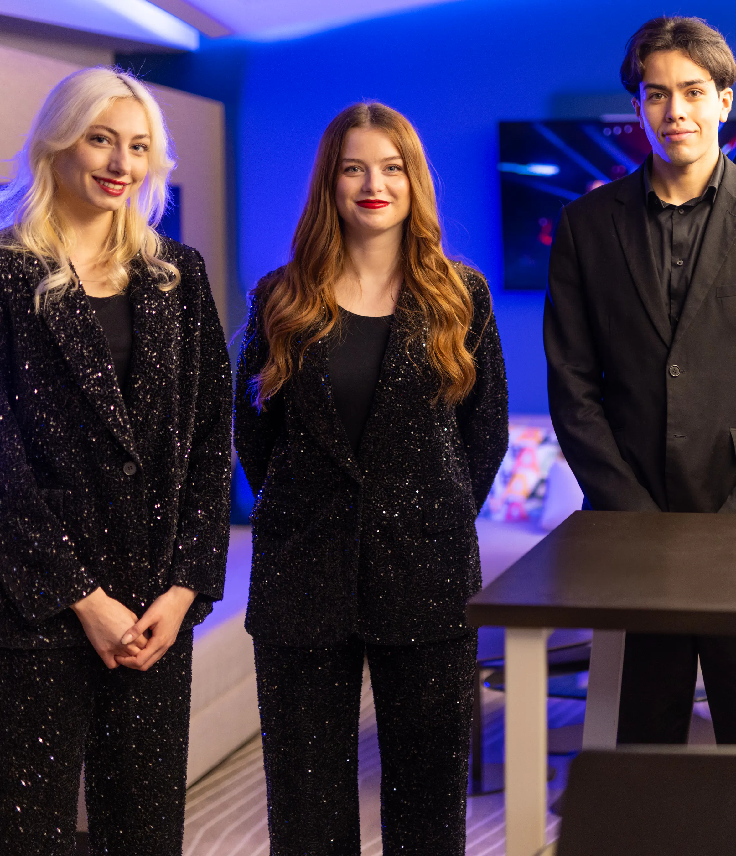 Trois hôtes dans un espace événementiel