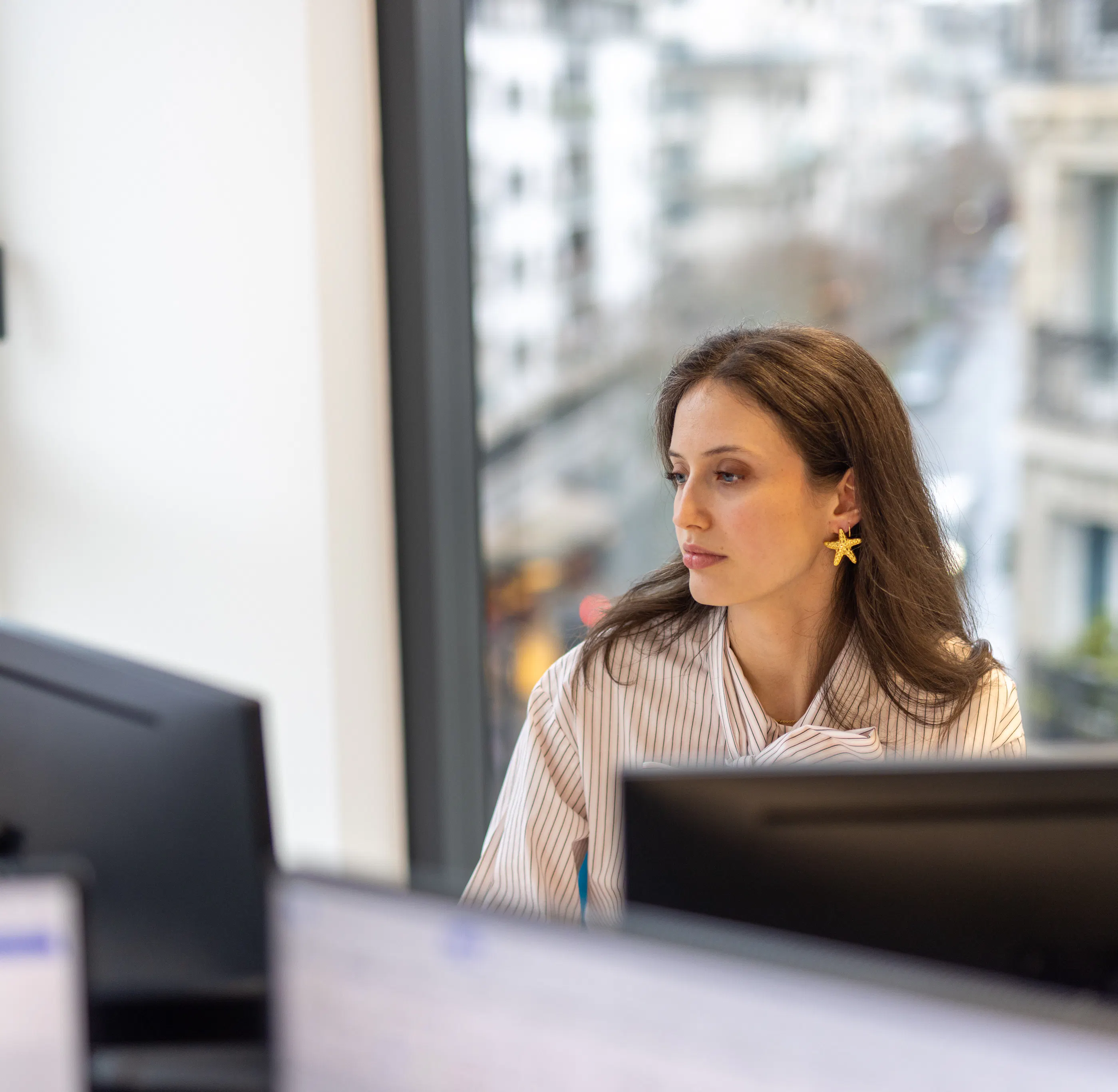 Une hôtesse d'accueil travaillant sur son ordinateur