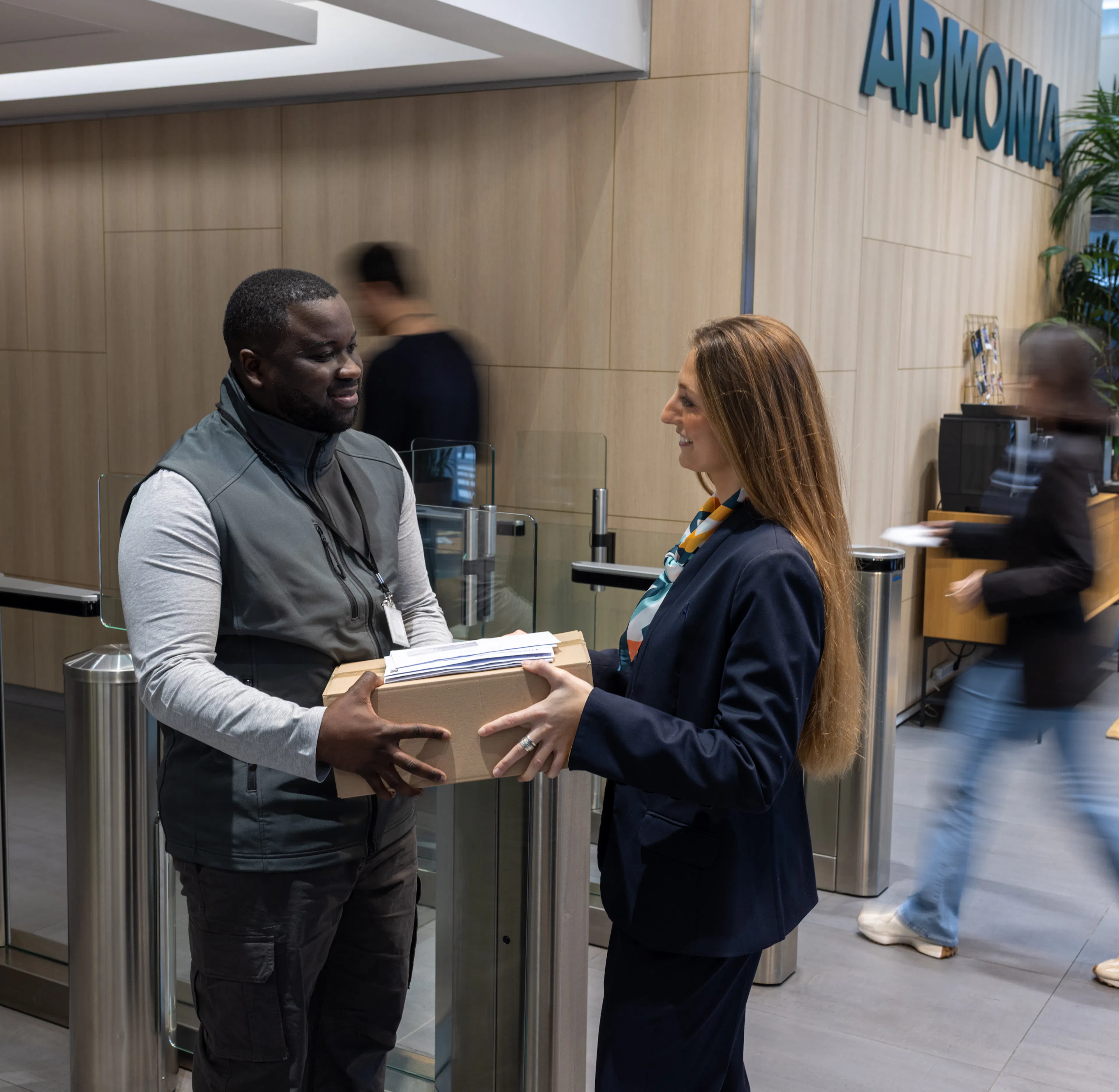 Une hôtesse d'accueil et un agent documentaire au sein d'un environnement de travail