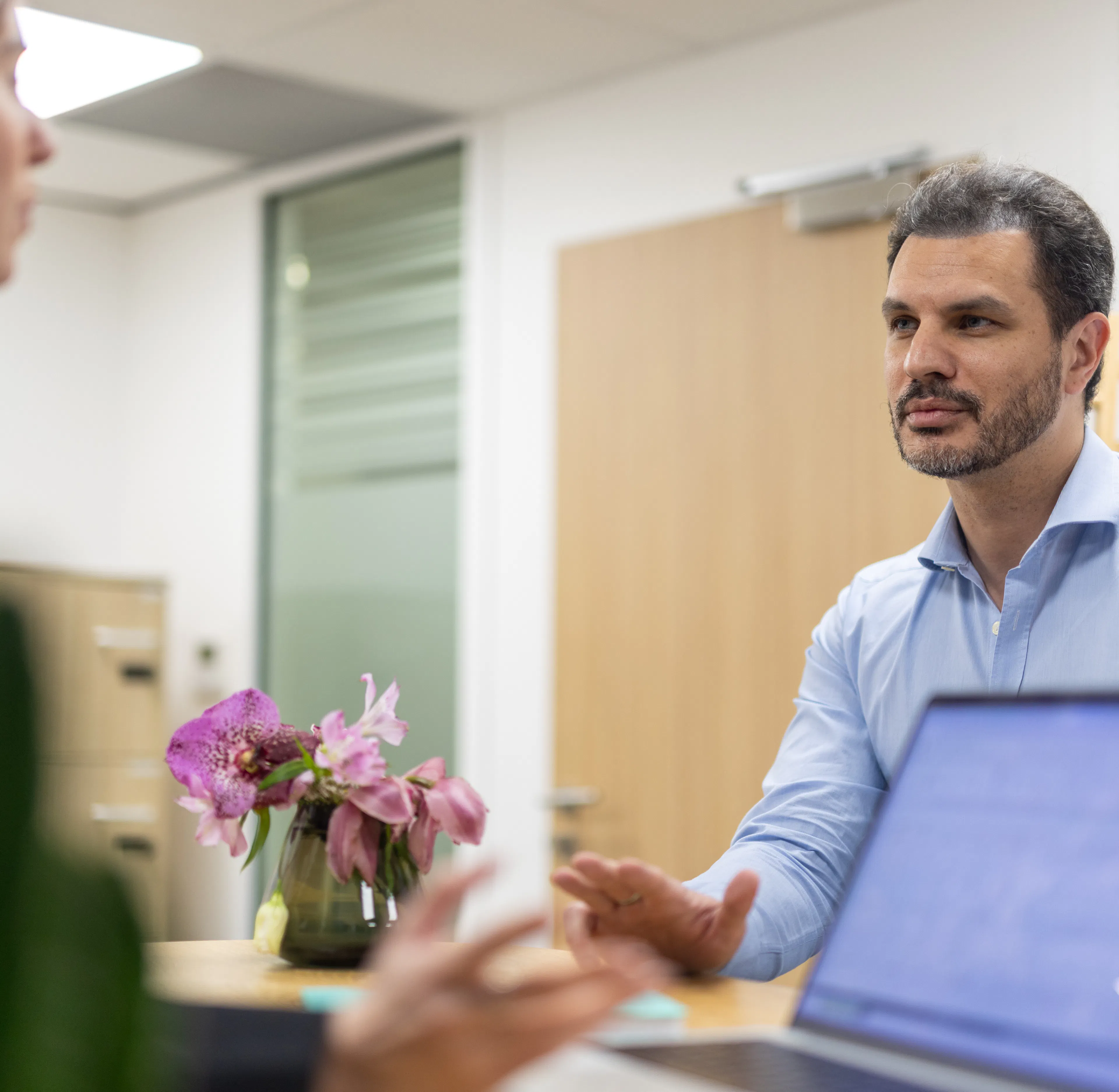 Un collaborateur d'entreprise discutant avec un client
