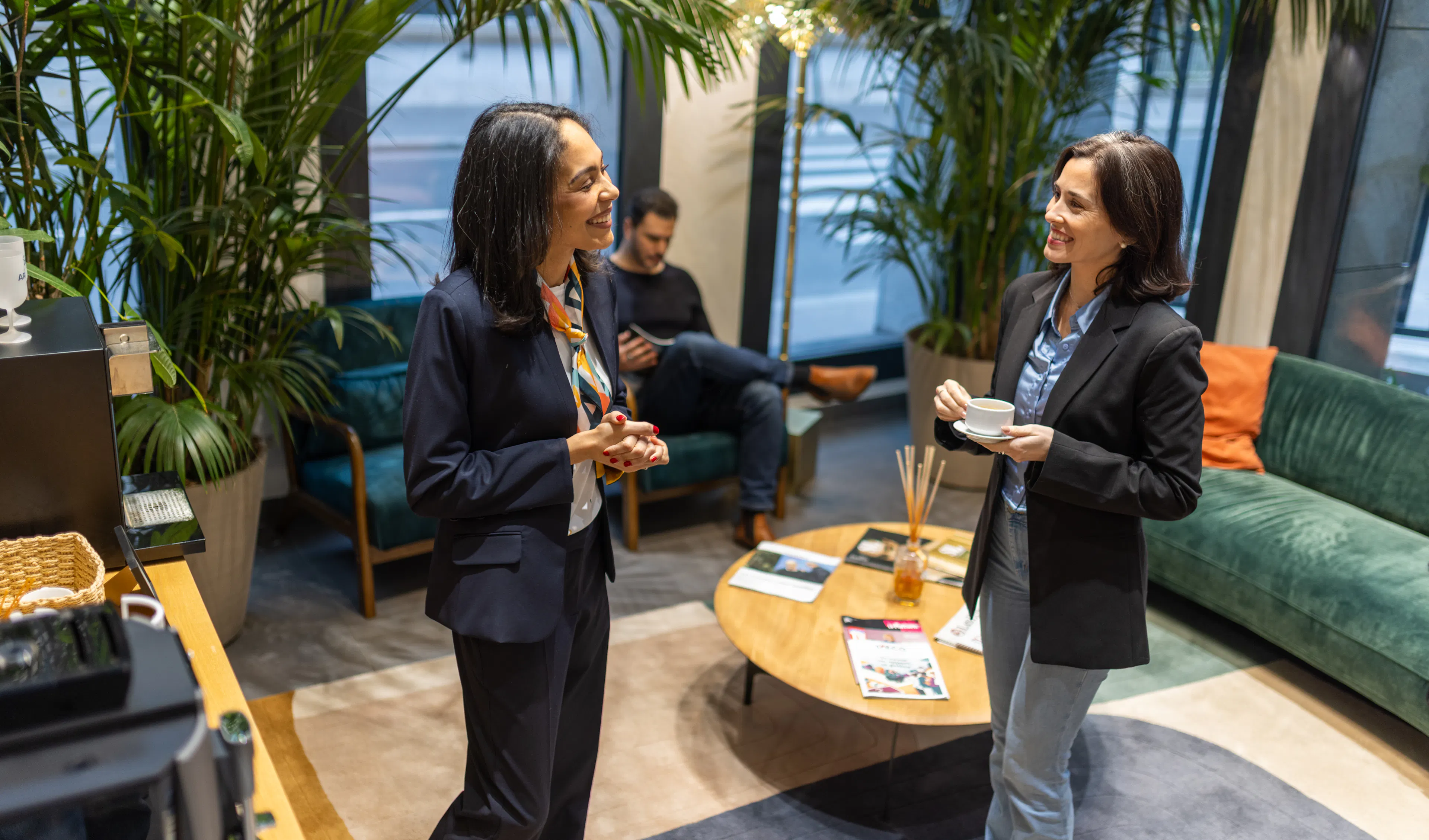 Une hôtesse d'accueil accueillant un visiteur au sein d'un environnement de travail