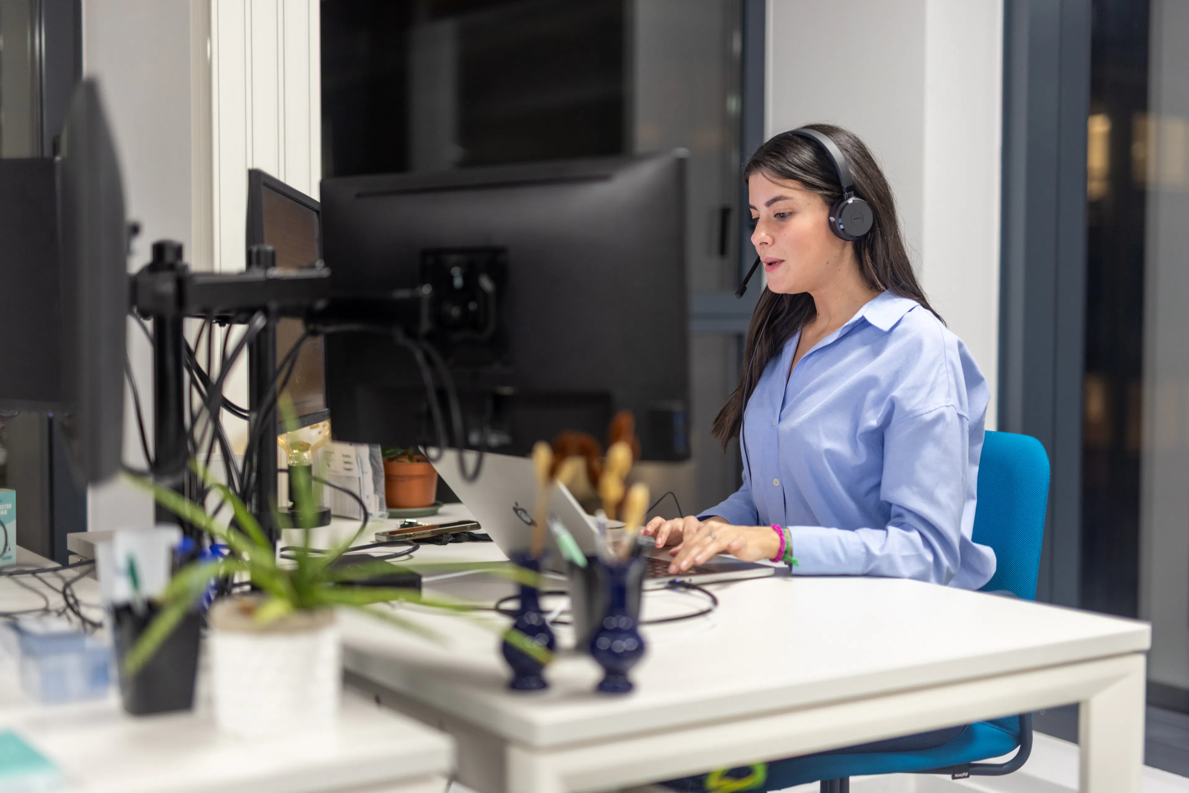 Un collaborateur en communication dans un centre de relation client 