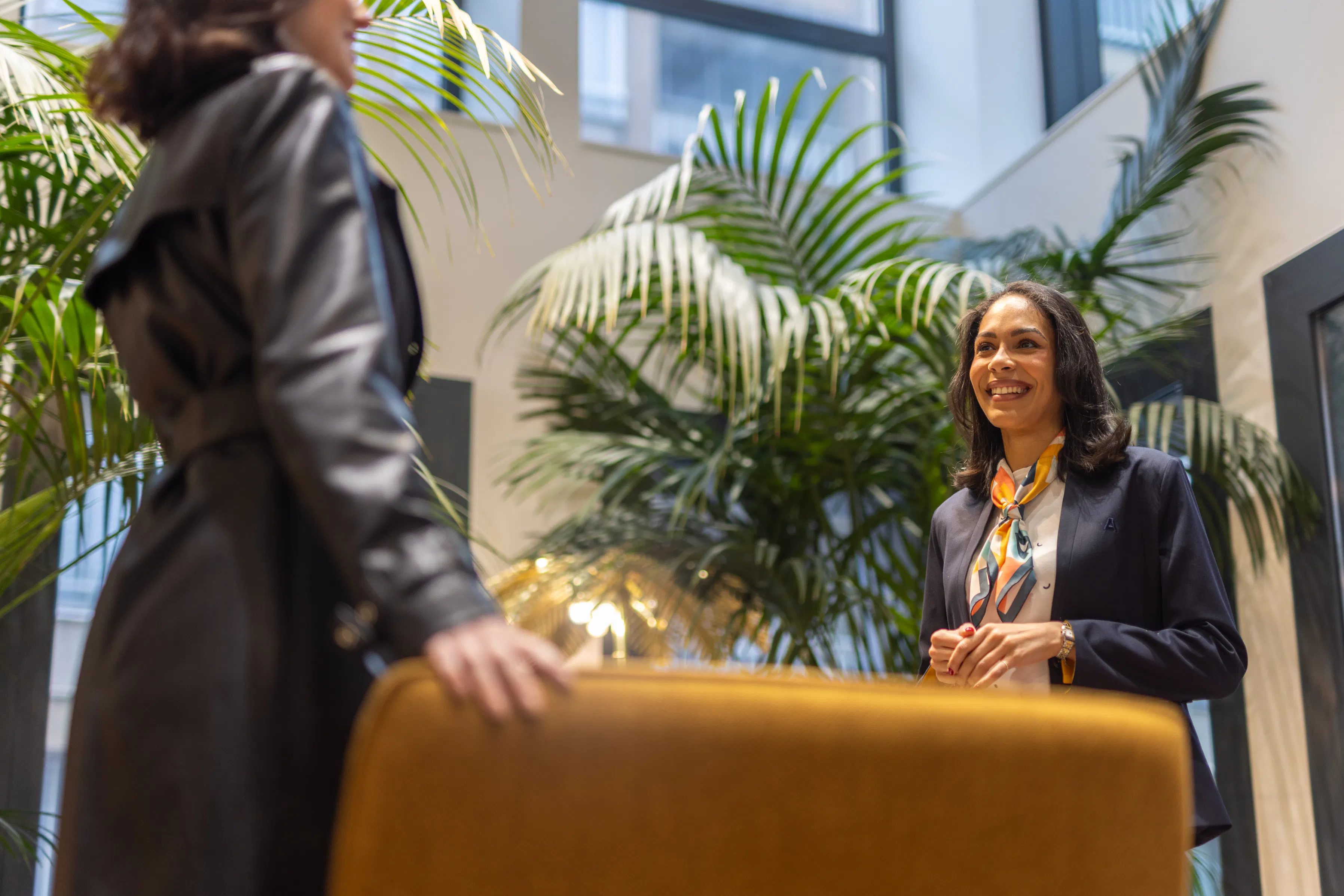 Une hôtesse accueillant un visiteur au sein d'un environnement de travail