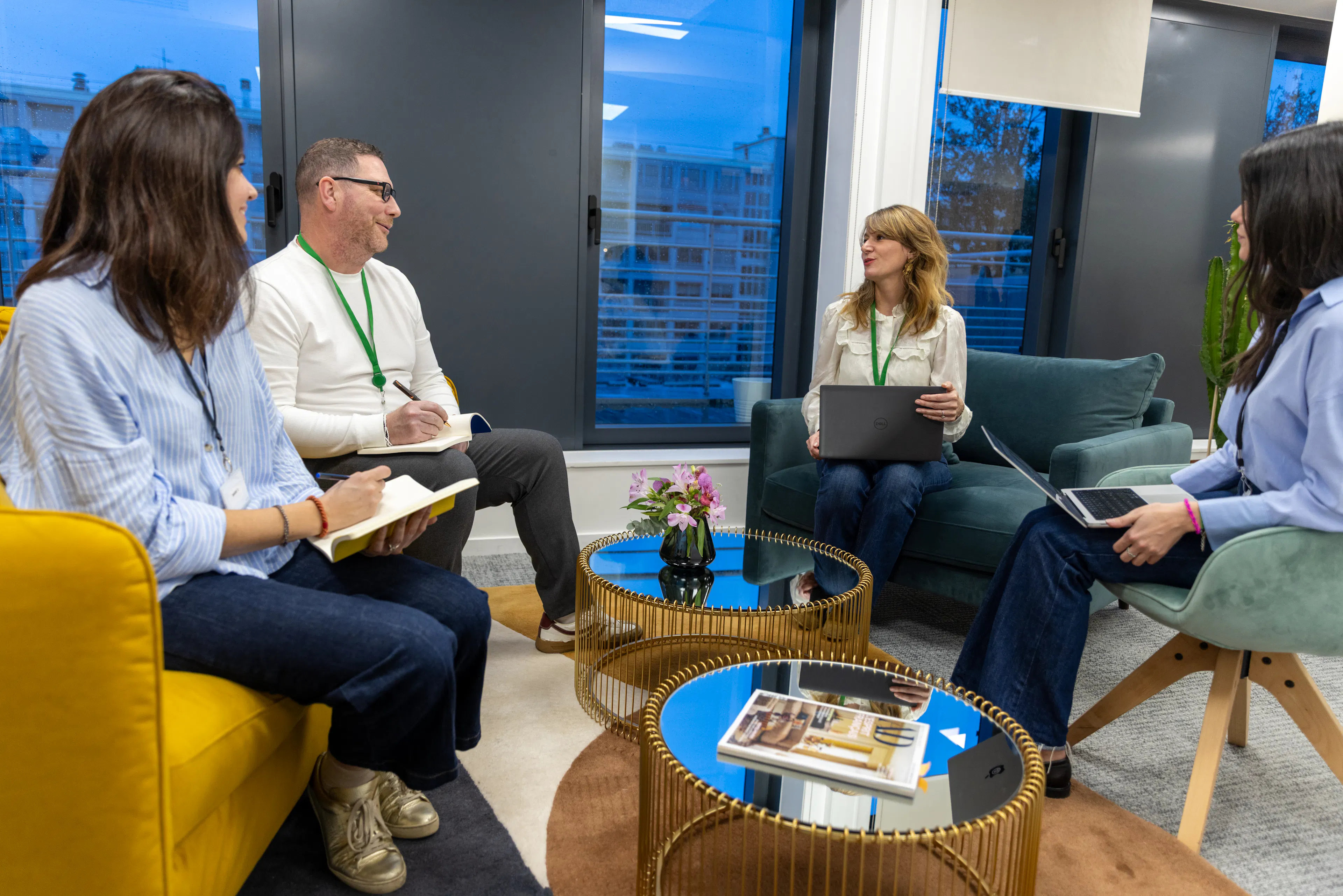 Quatre collaborateur travaillant ensemble autour d'une table