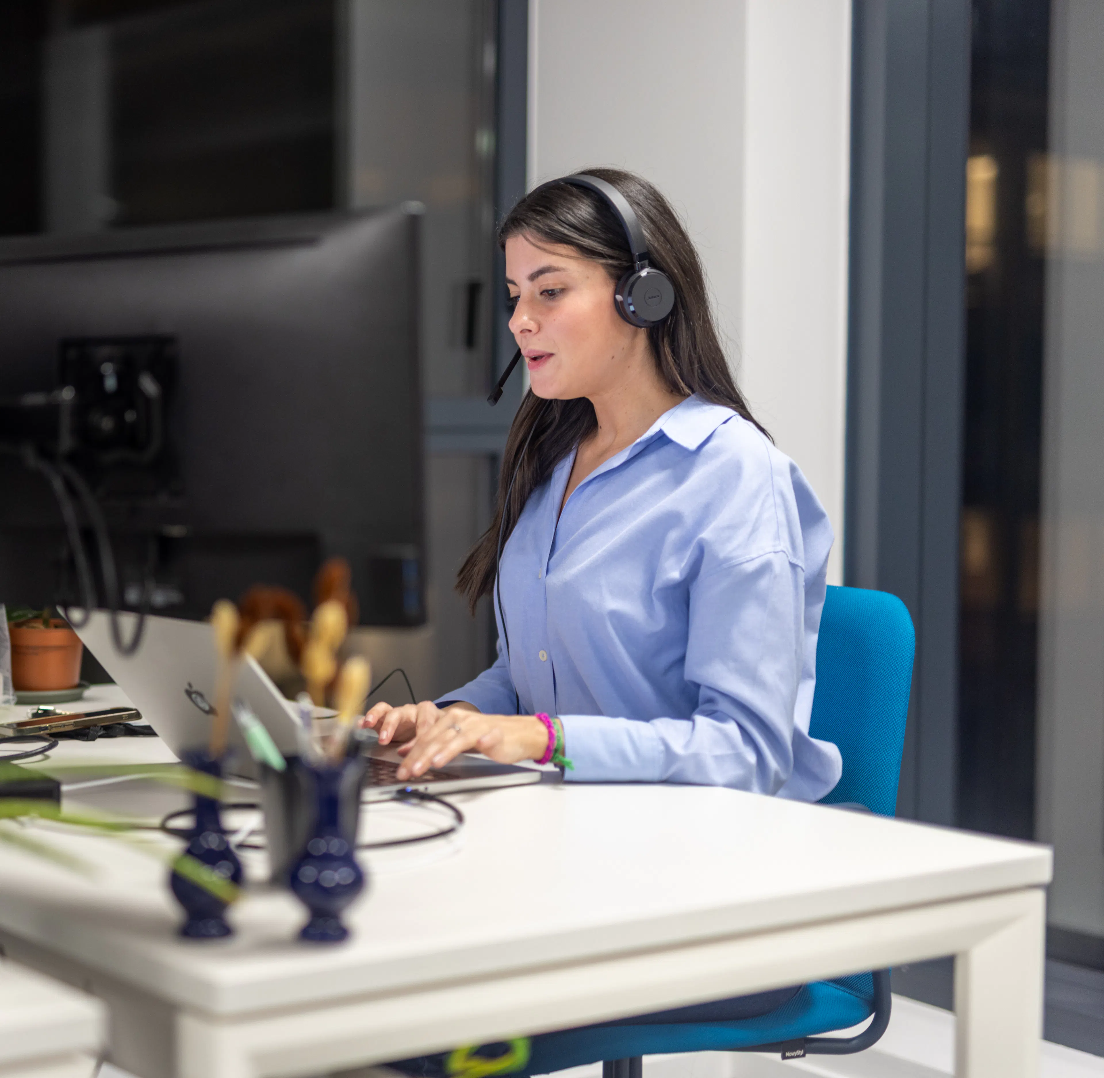 Une collaboratrice au téléphone dans un centre d'appel téléphonique