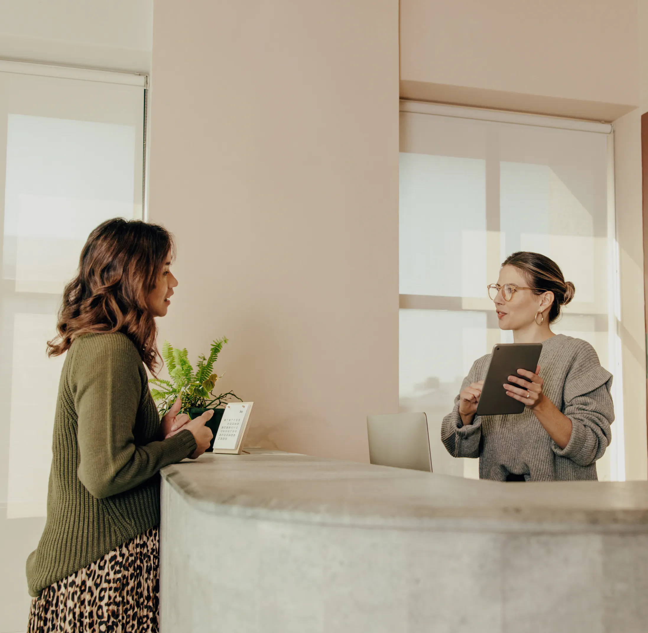 Un collaborateur au sein d'une conciergerie d'entreprise