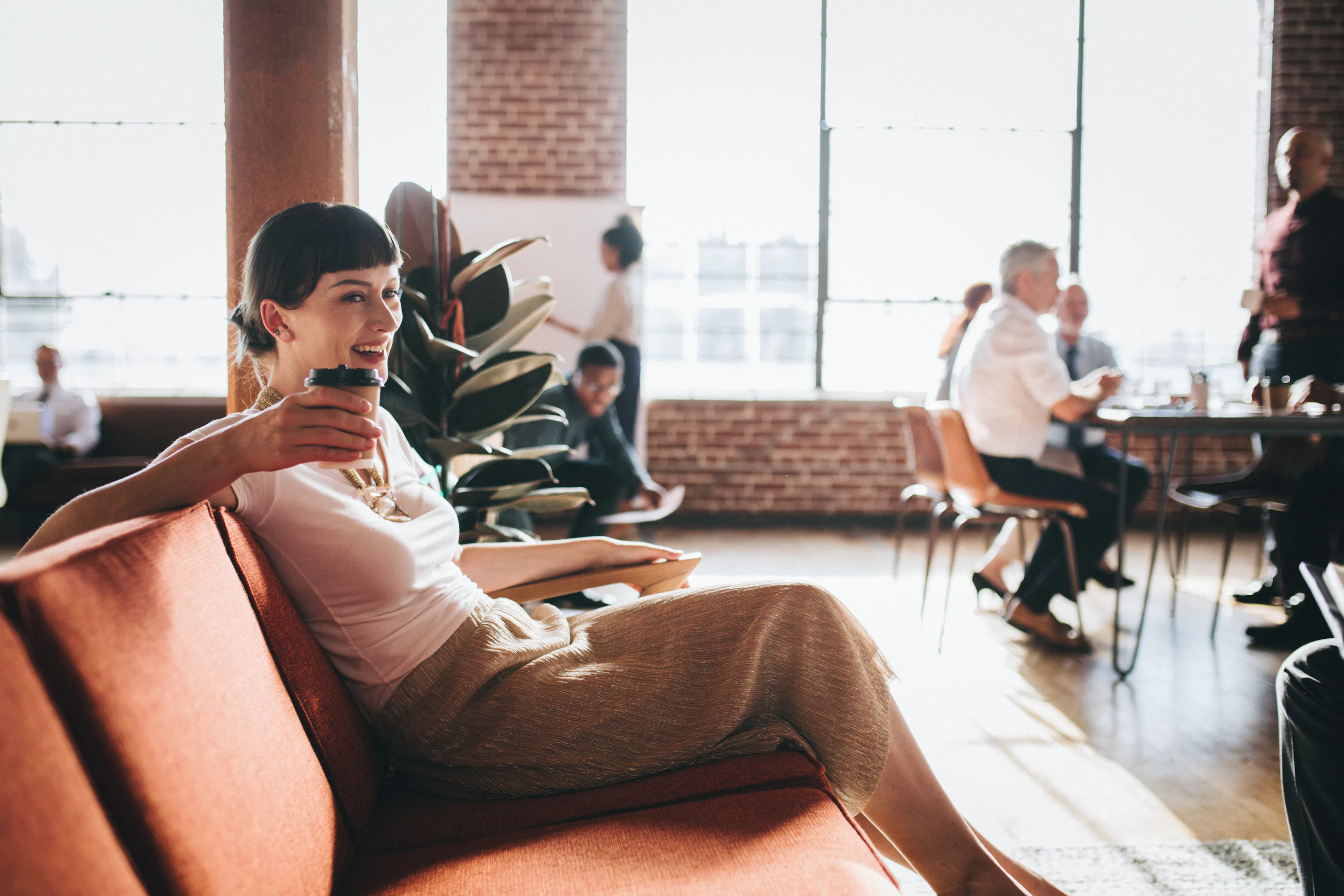 Un collaborateur au sein d'une conciergerie d'entreprise remettant des vêtements