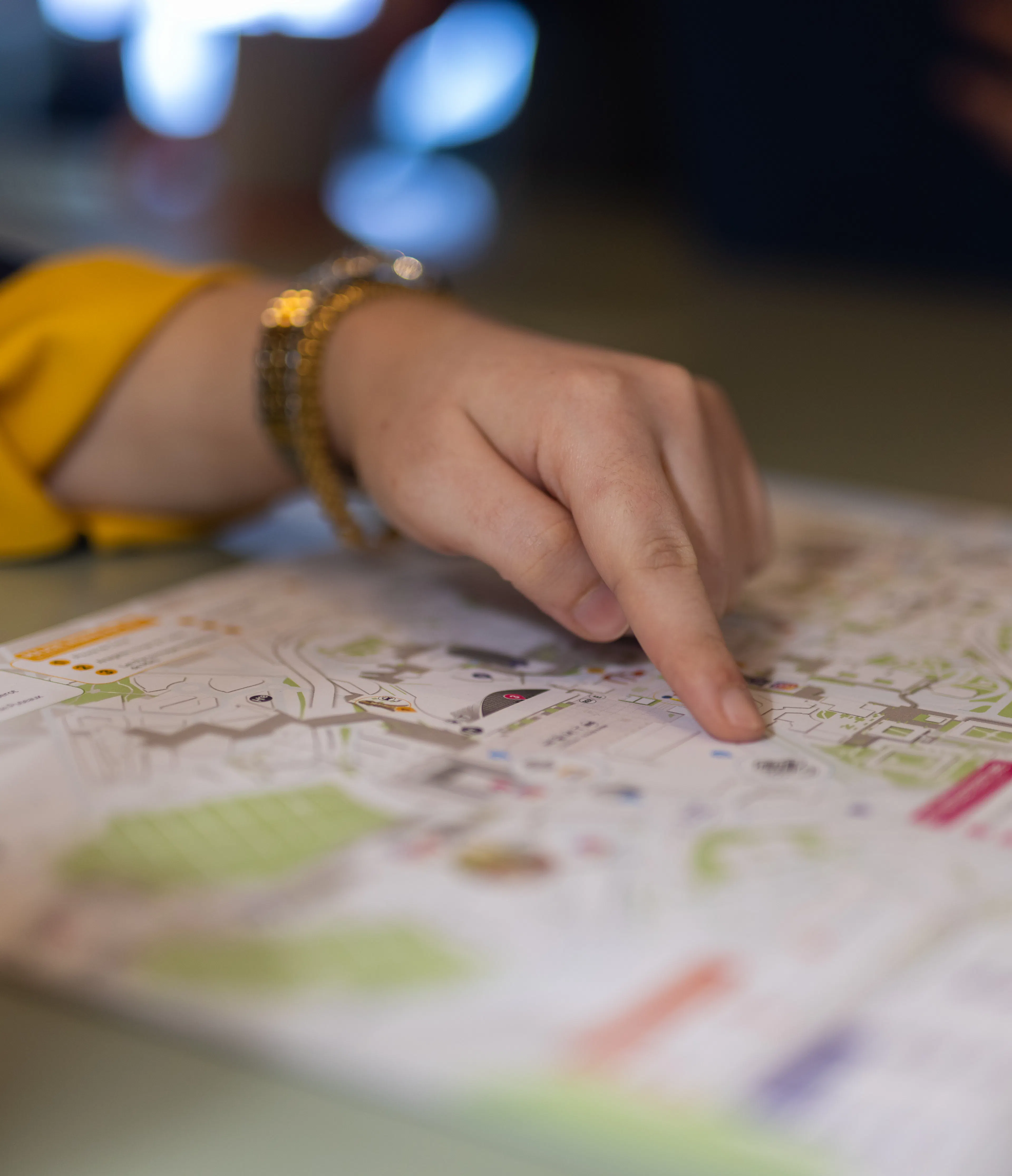 Une hôtesse d'accueil transmettant des informations sur l'orientation du centre commercial