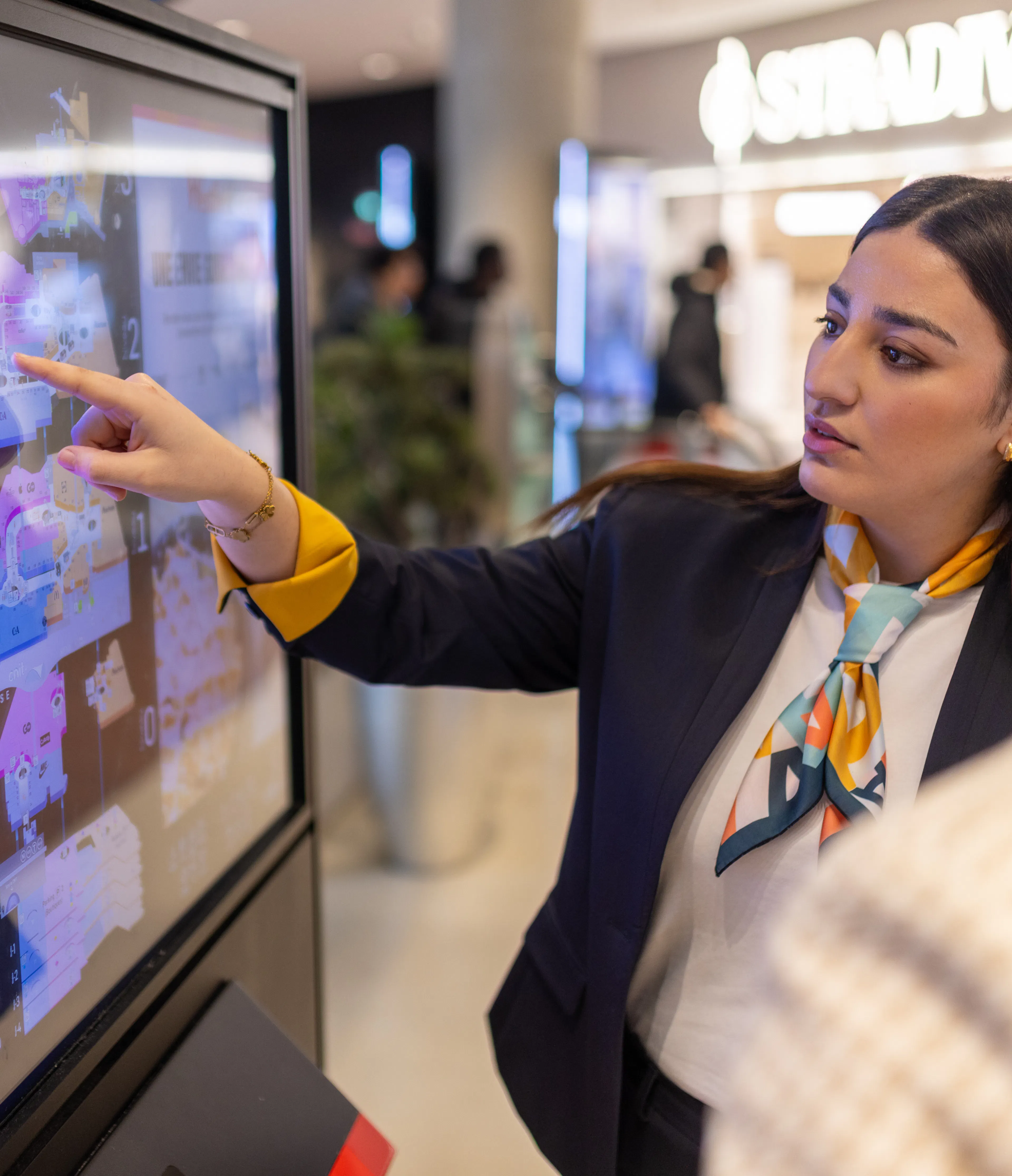 Une hôtesse d'accueil transmettant des informations sur l'orientation du centre commercial