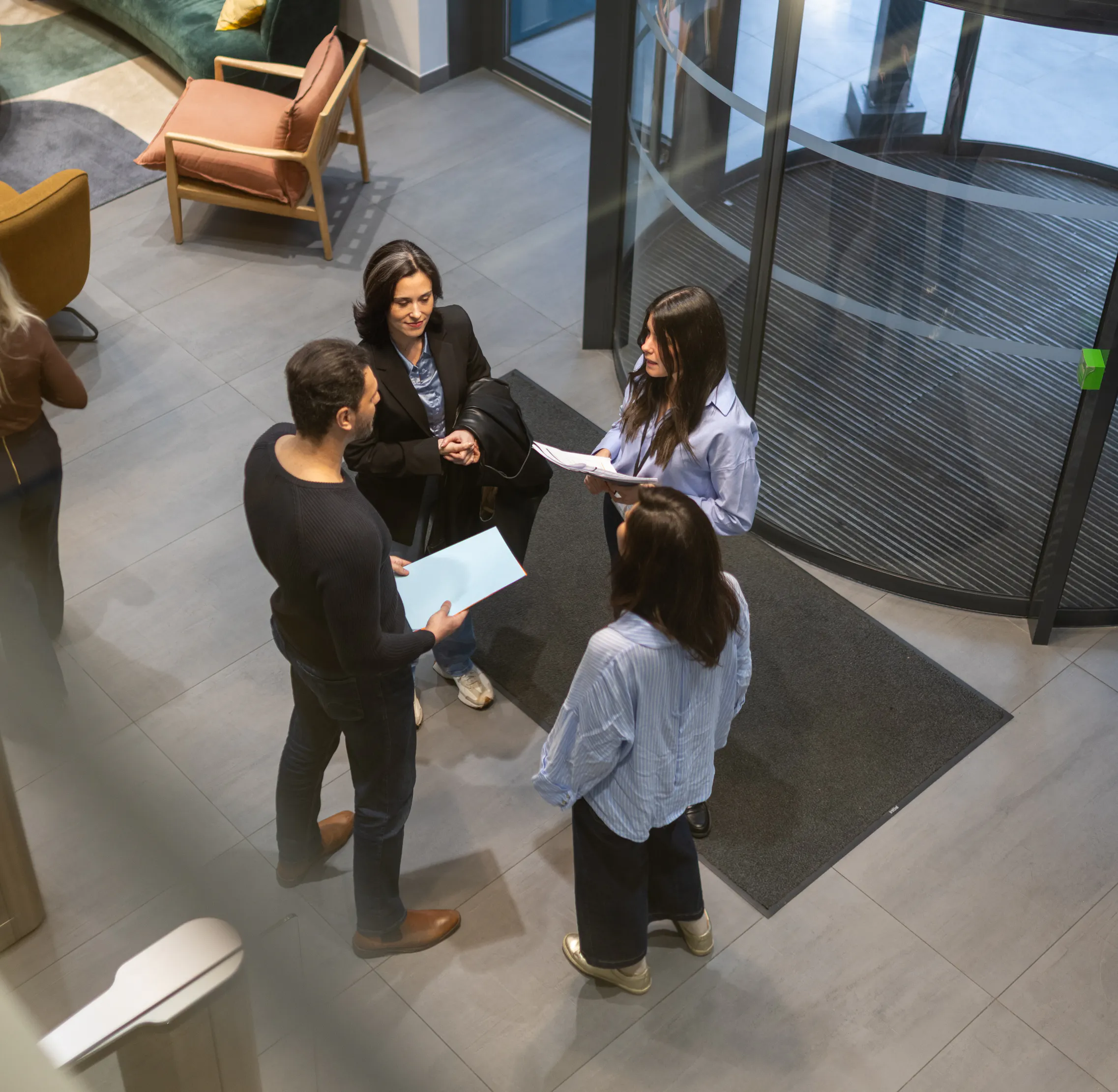 Des collaborateurs échangeant ensemble au sein d'un environnement de travail
