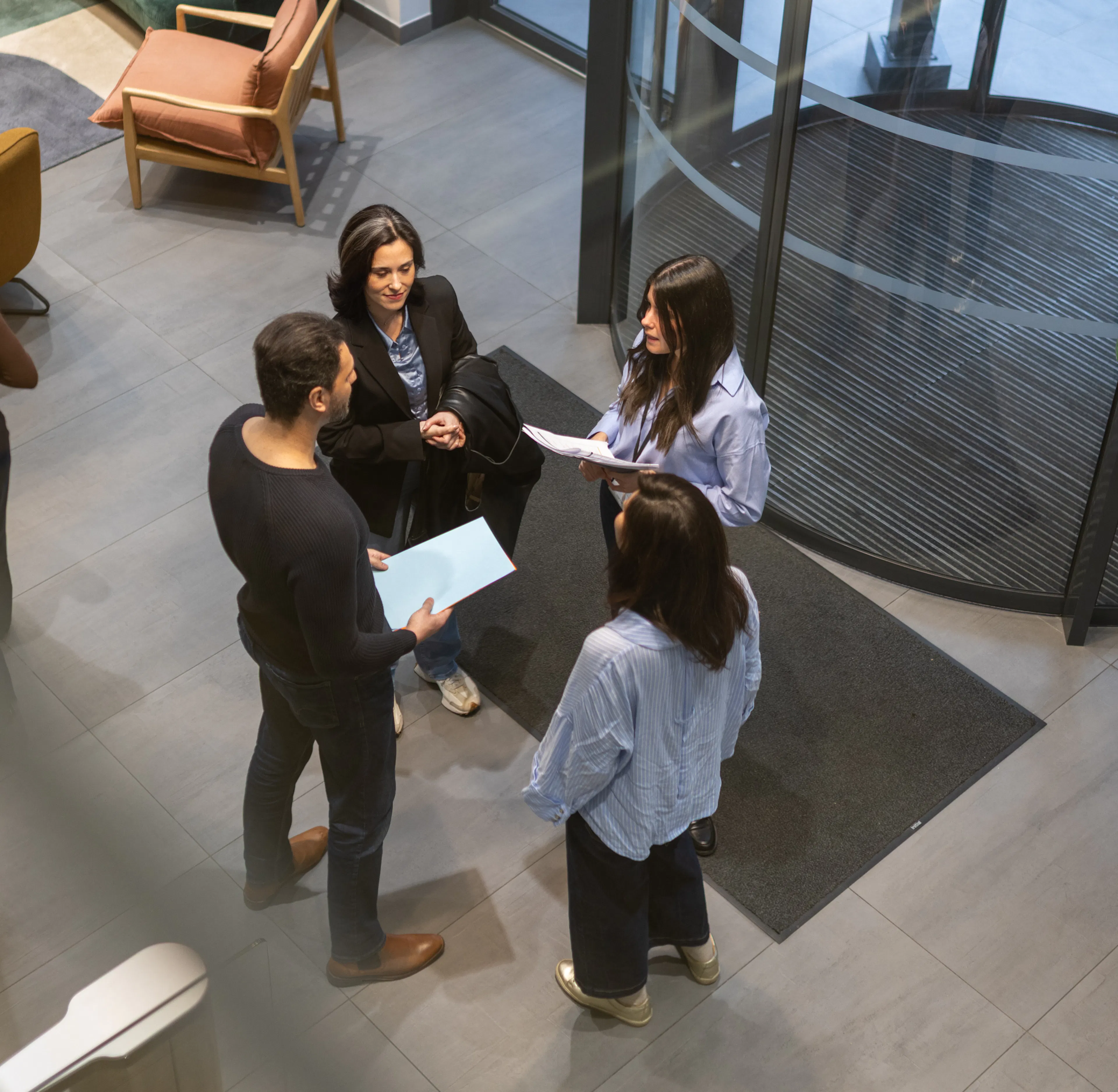 Des collaborateurs échangeant ensemble au sein d'un environnement de travail