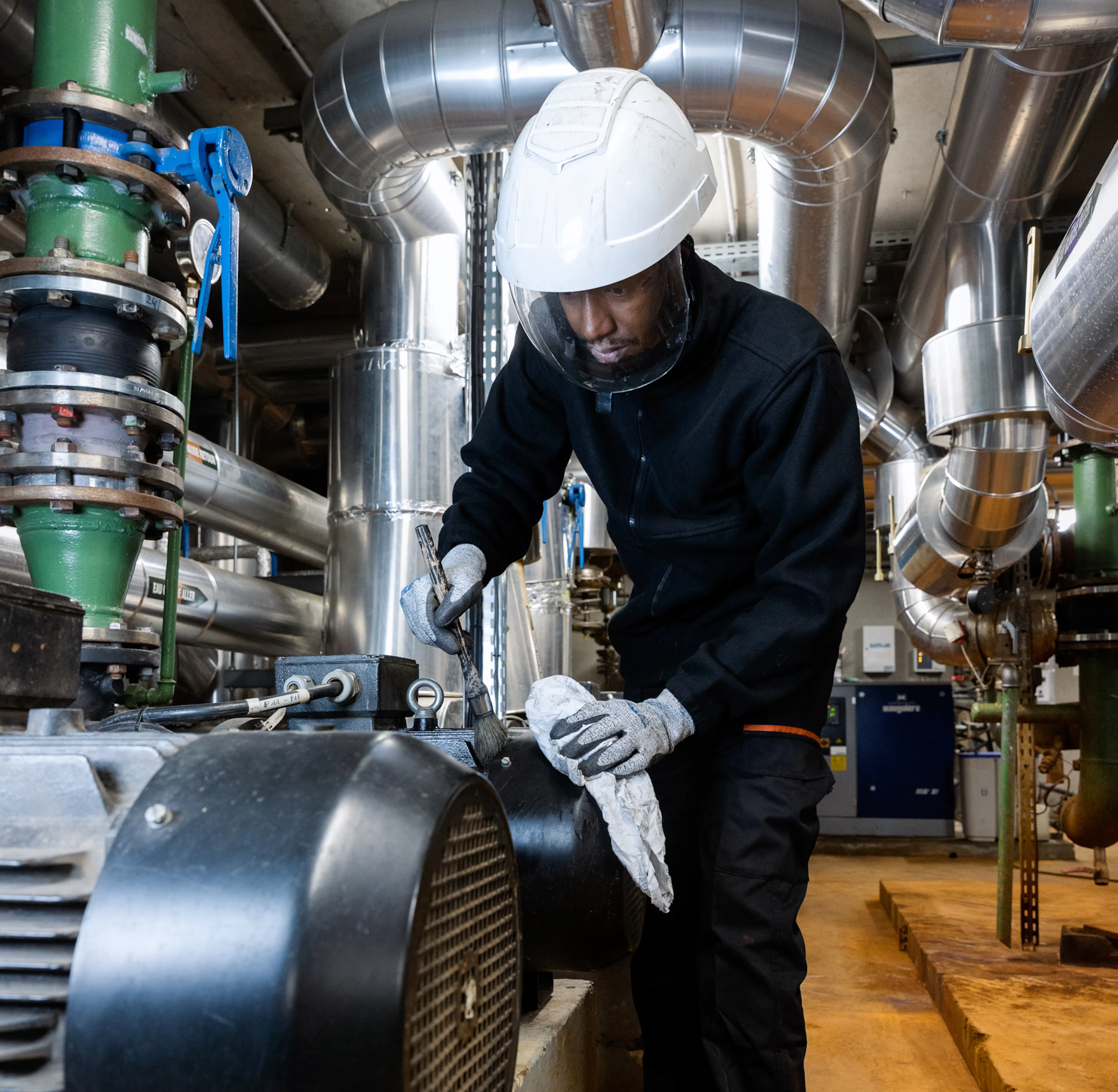 Un agent de maintenance réalise des travaux