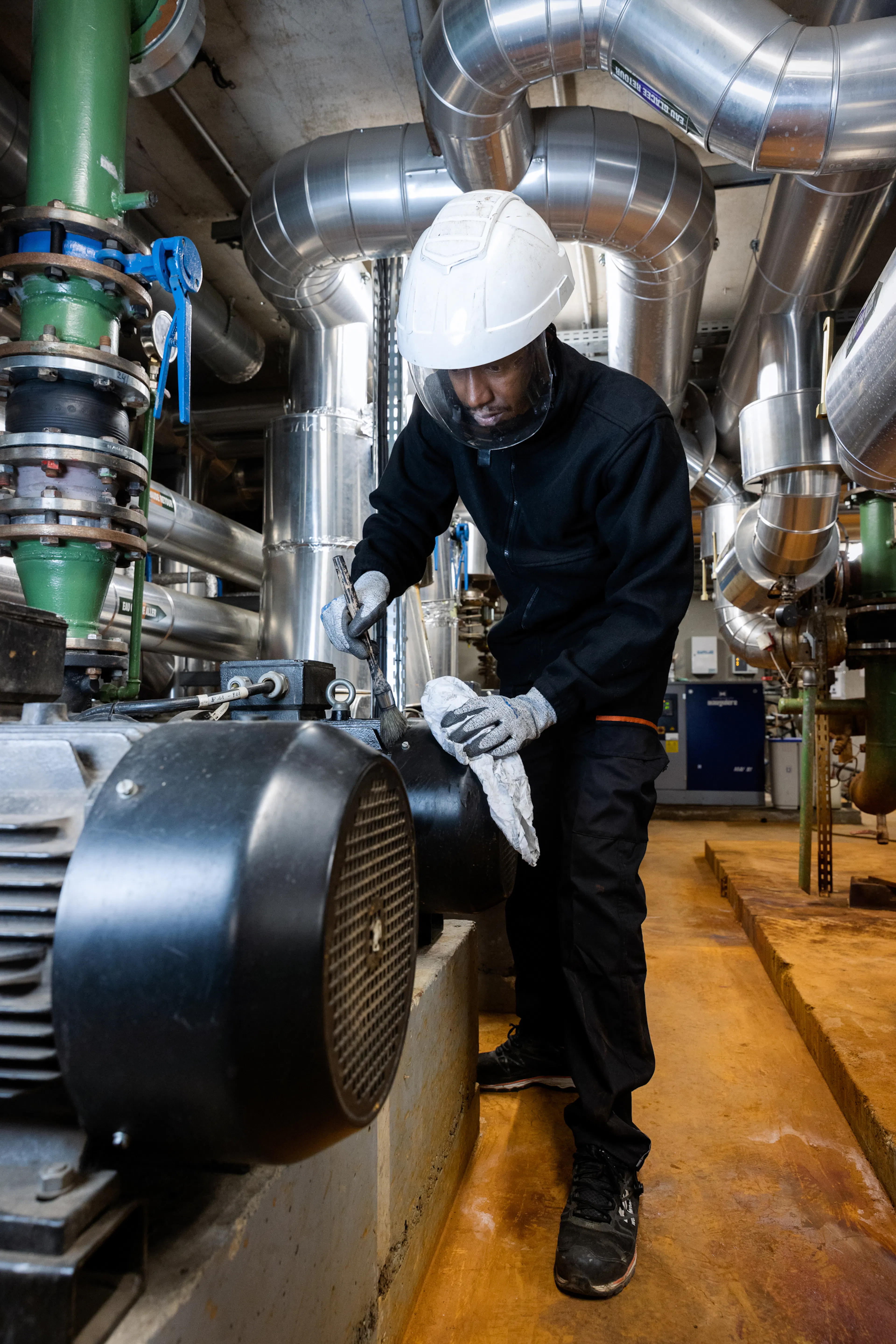 Un agent de maintenance réalise des travaux
