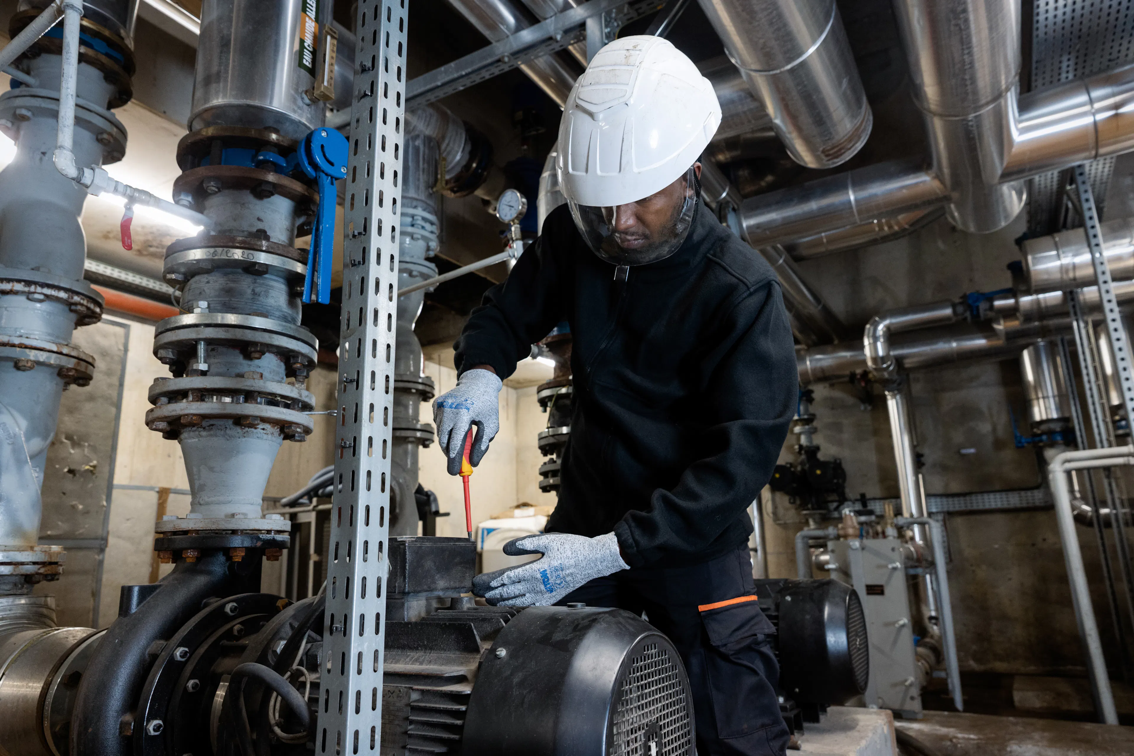 Un agent de maintenance réalise des travaux