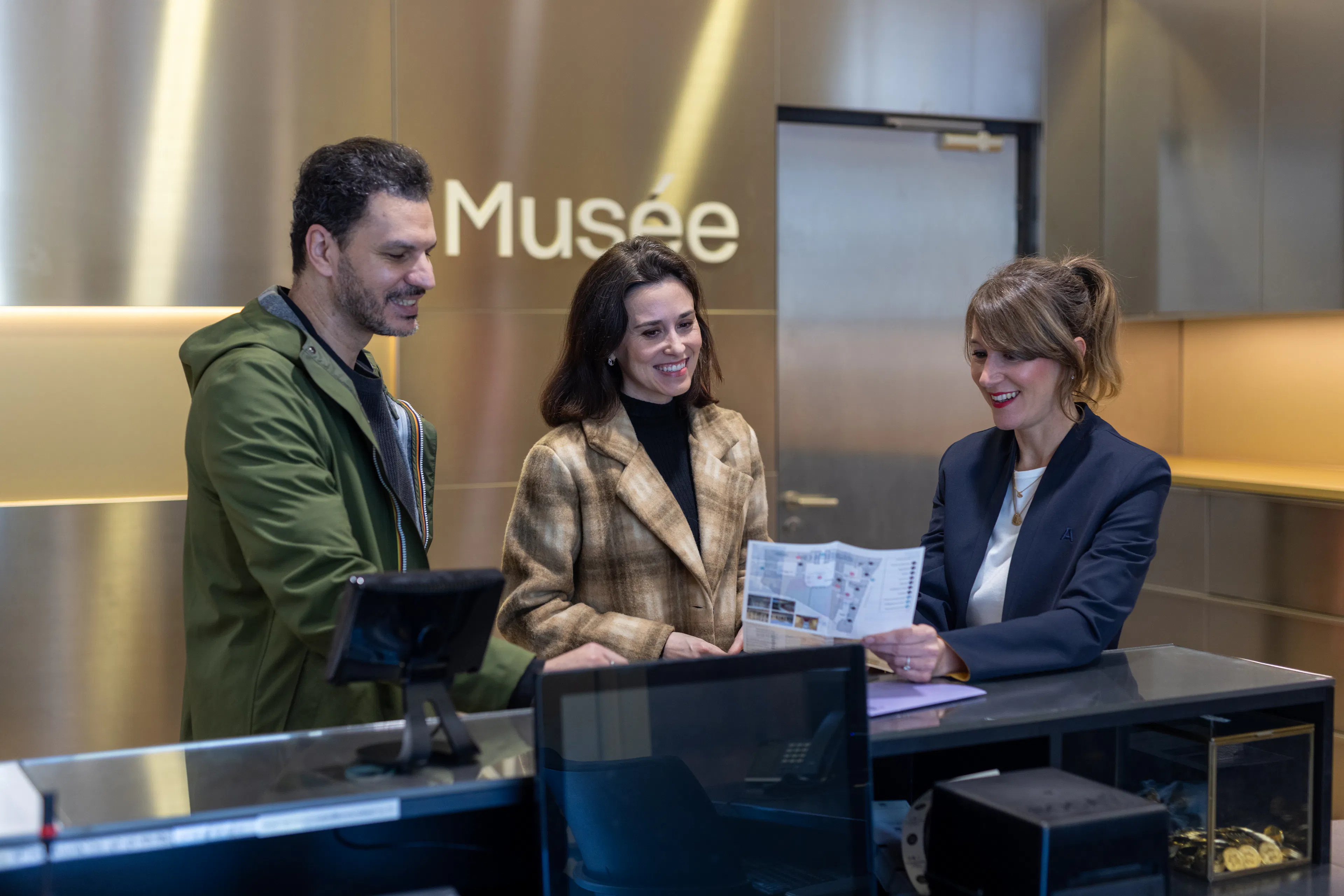 Un agent d'accueil donnant des informations à des visiteurs dans un musée