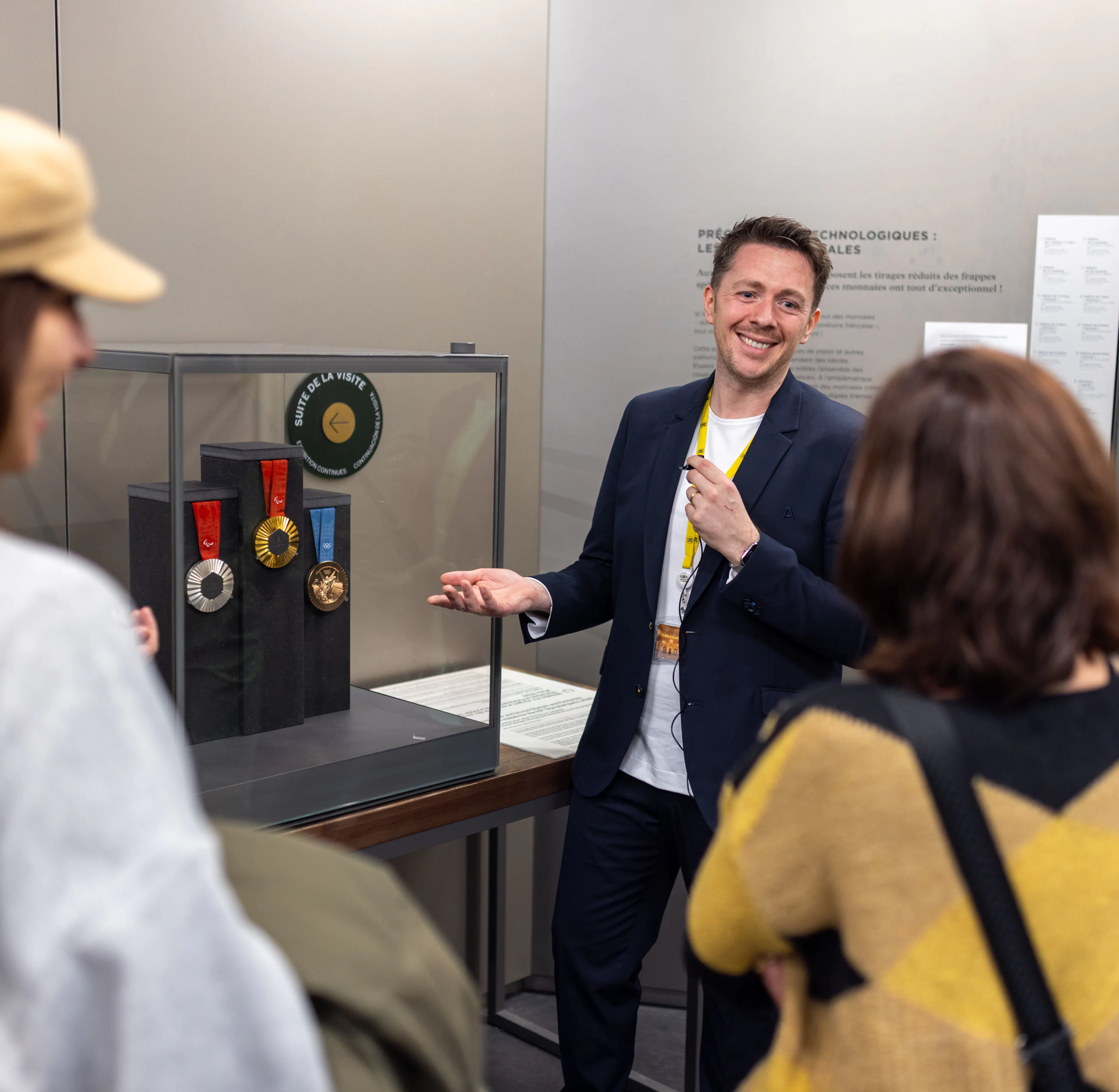 Un médiateur lors d'une exposition avec des visiteurs