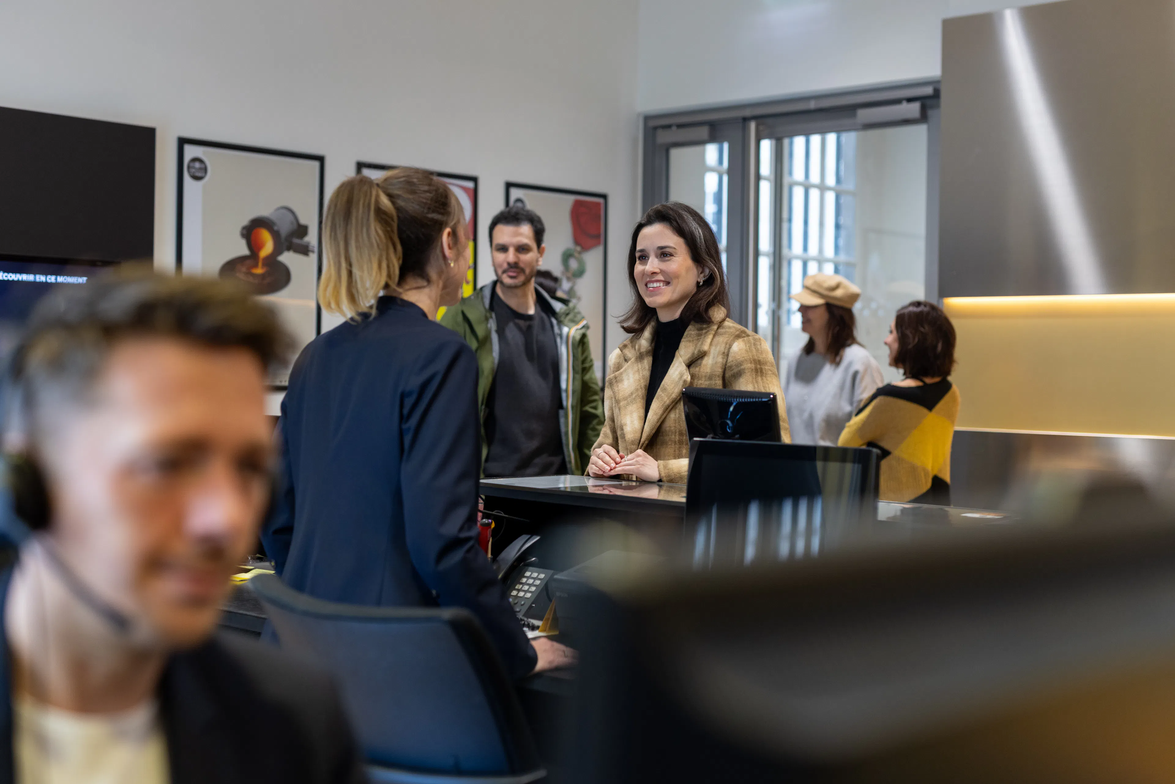 Un agent d'accueil dans un musée donnant des informations à des visiteurs 