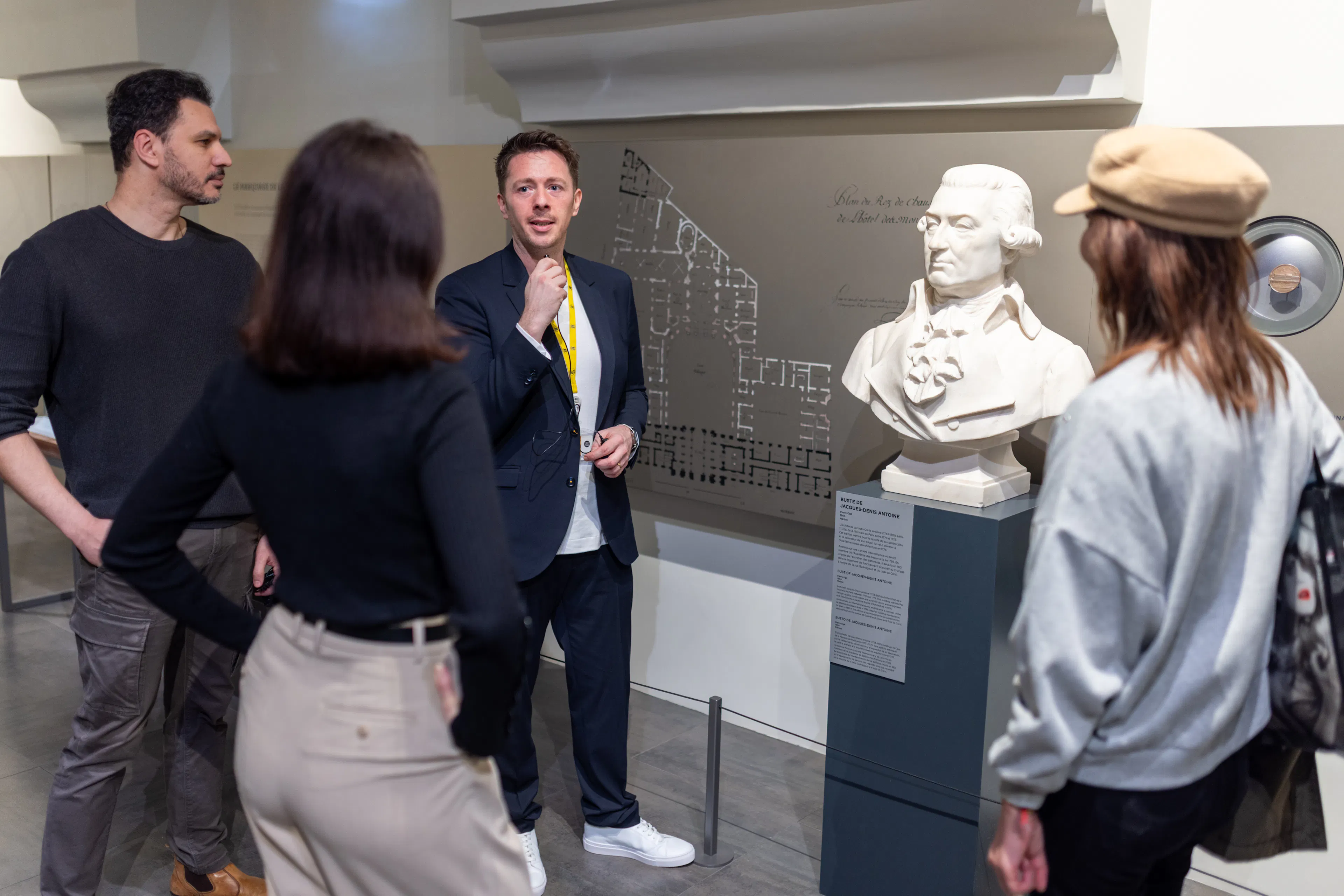 Un médiateur lors d'une exposition avec des visiteurs