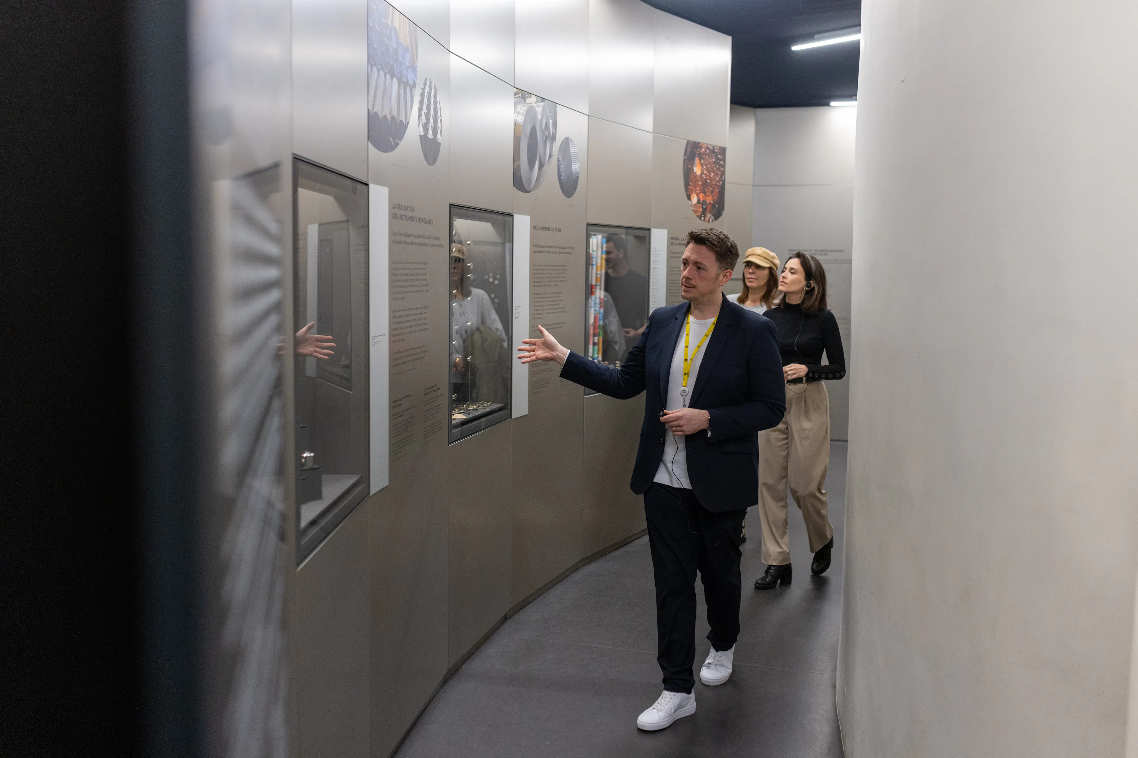 Un médiateur lors d'une exposition avec des visiteurs