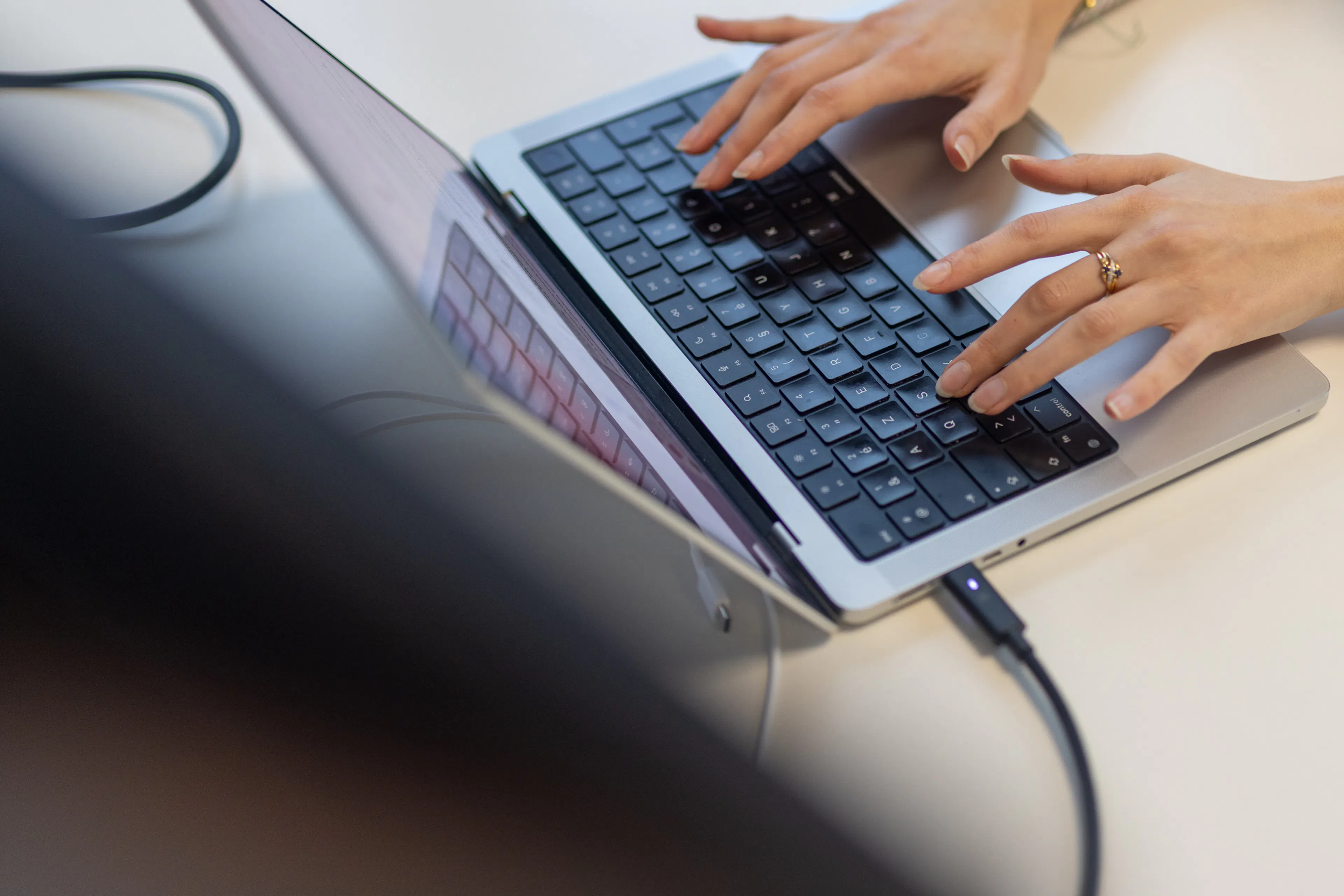 Une collaboratrice travaillant sur son ordinateur portable