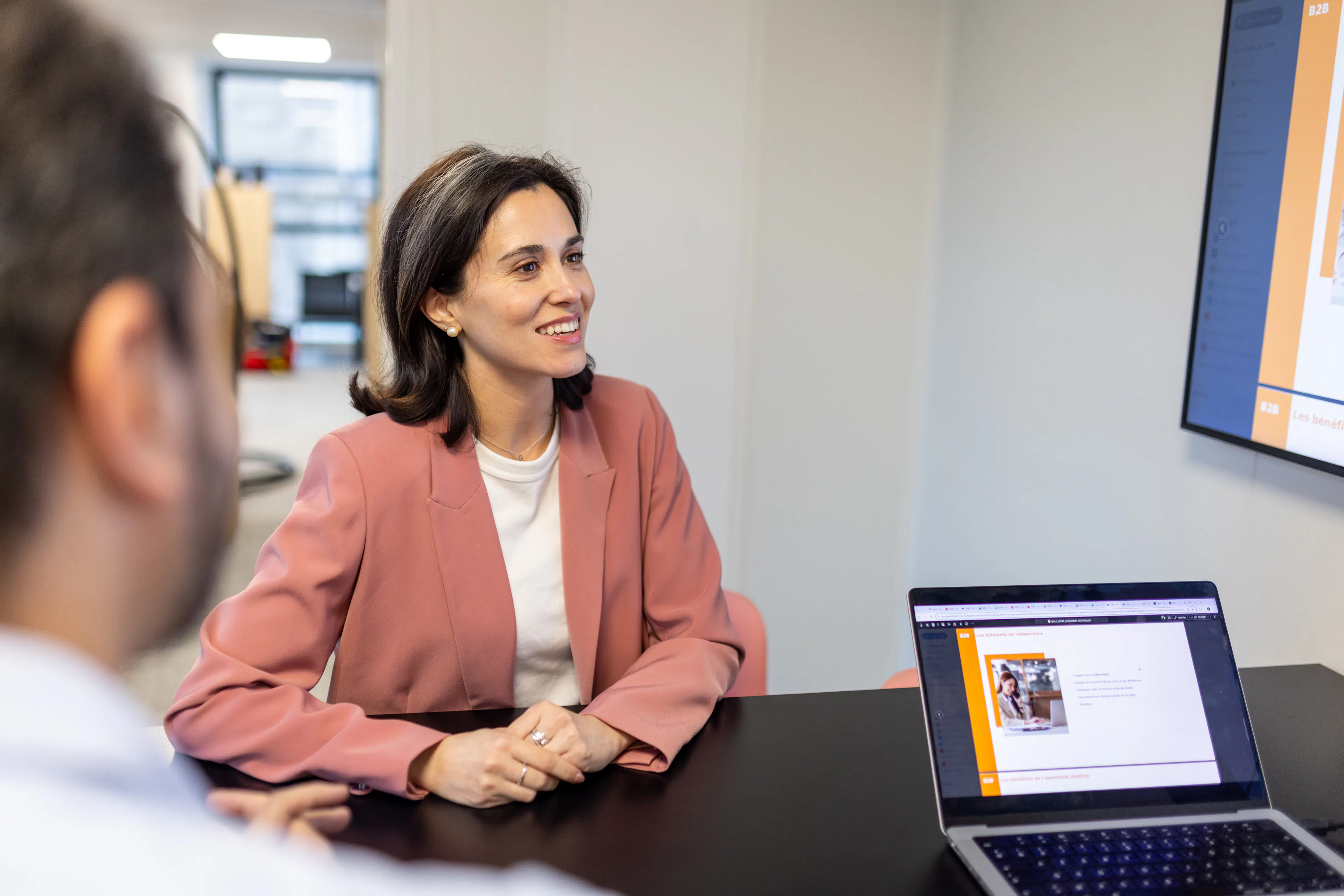 Une collaboratrice regardant un écran d'ordinateur portable
