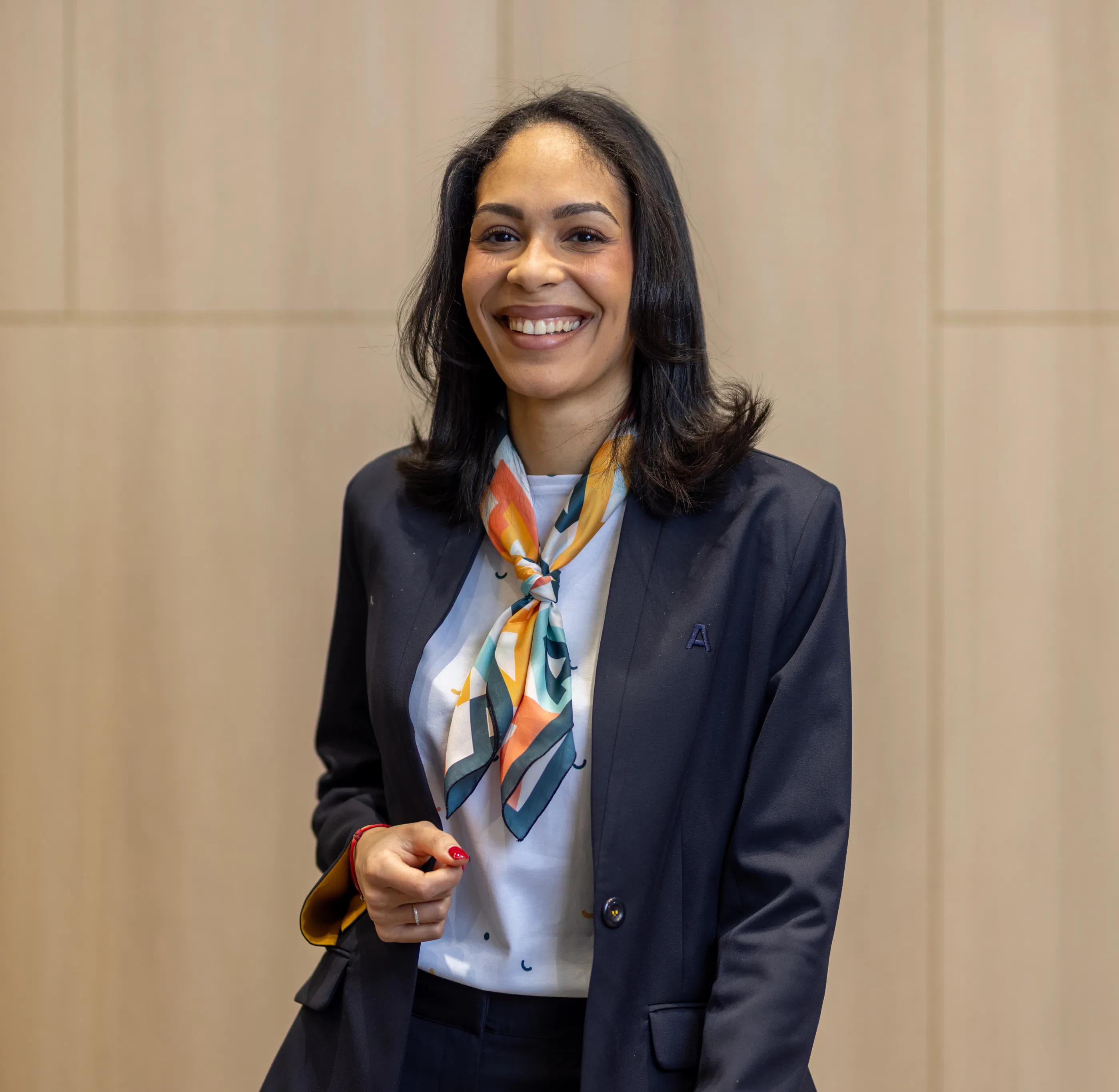 Une hôtesse d'accueil souriant