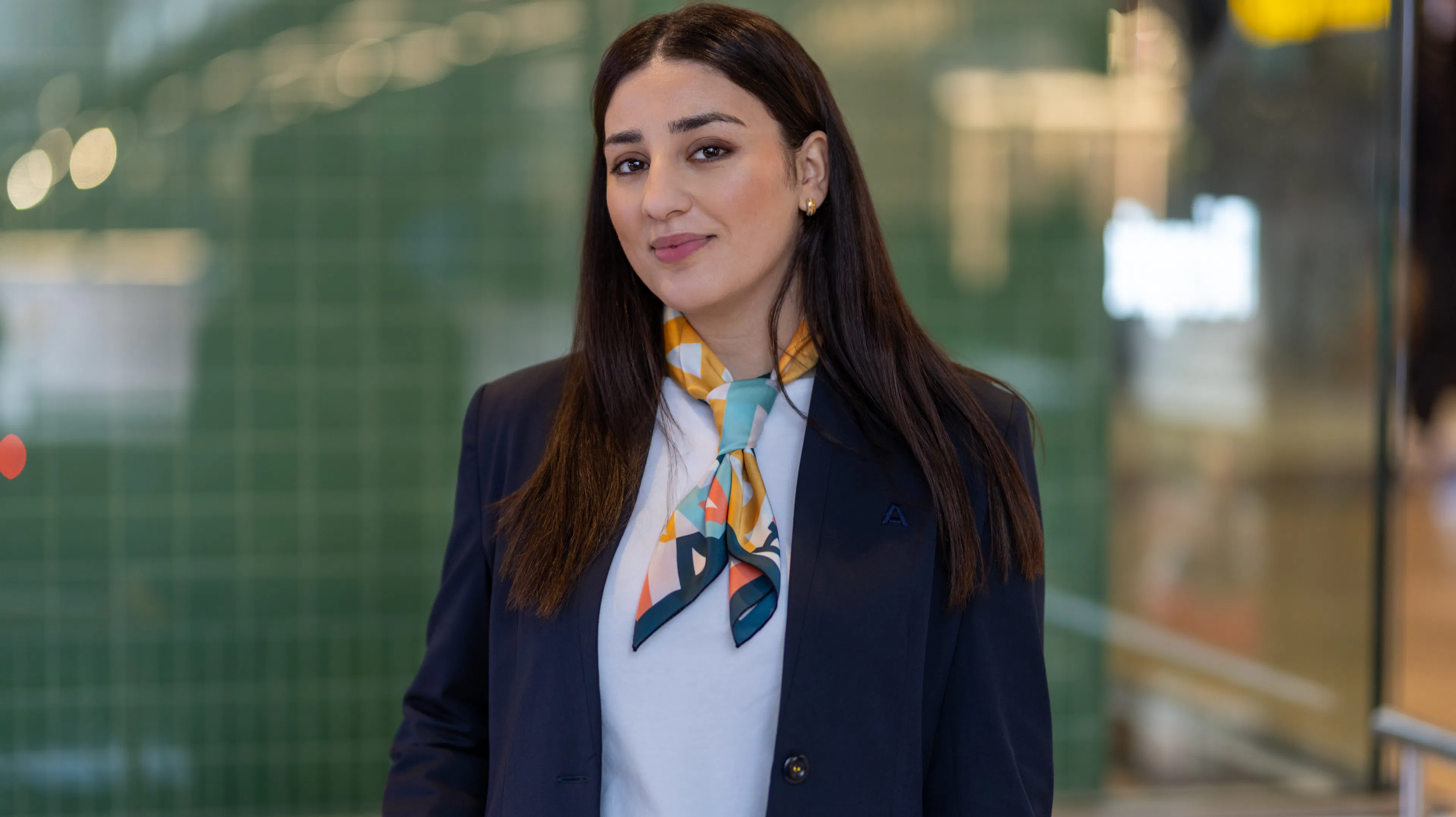 Yasmine Benchenouf, hôtesse d'accueil en magasin