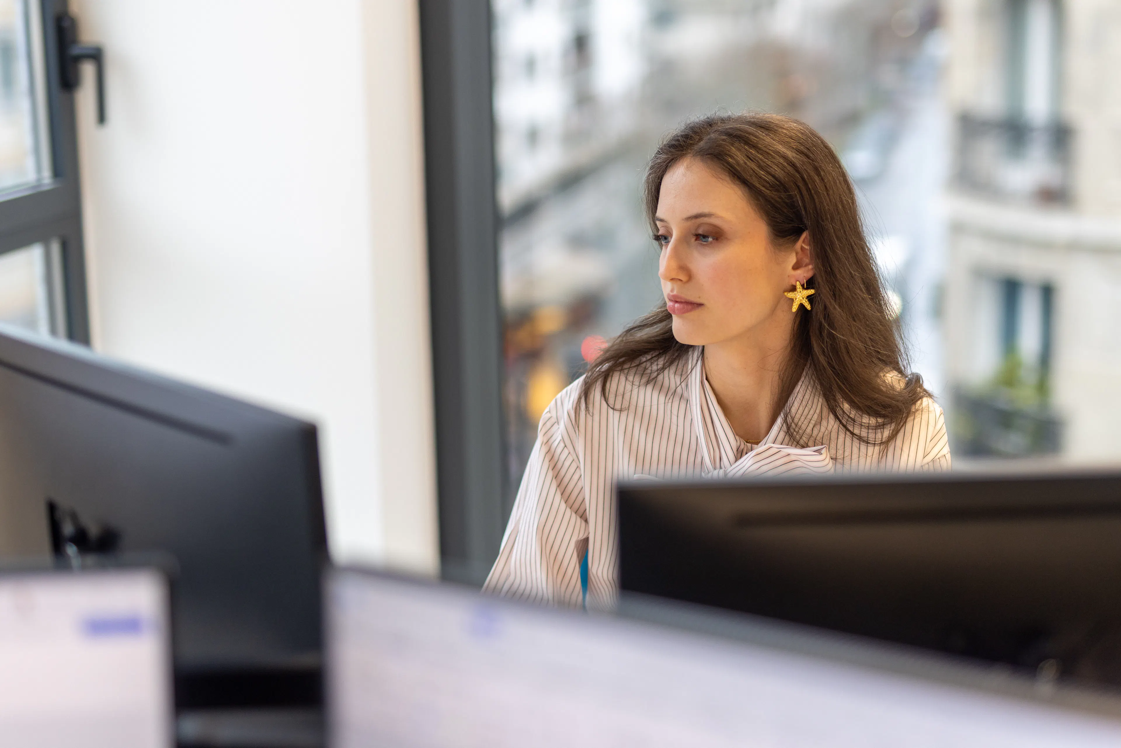 Une collaboratrice travaillant sur son ordinateur