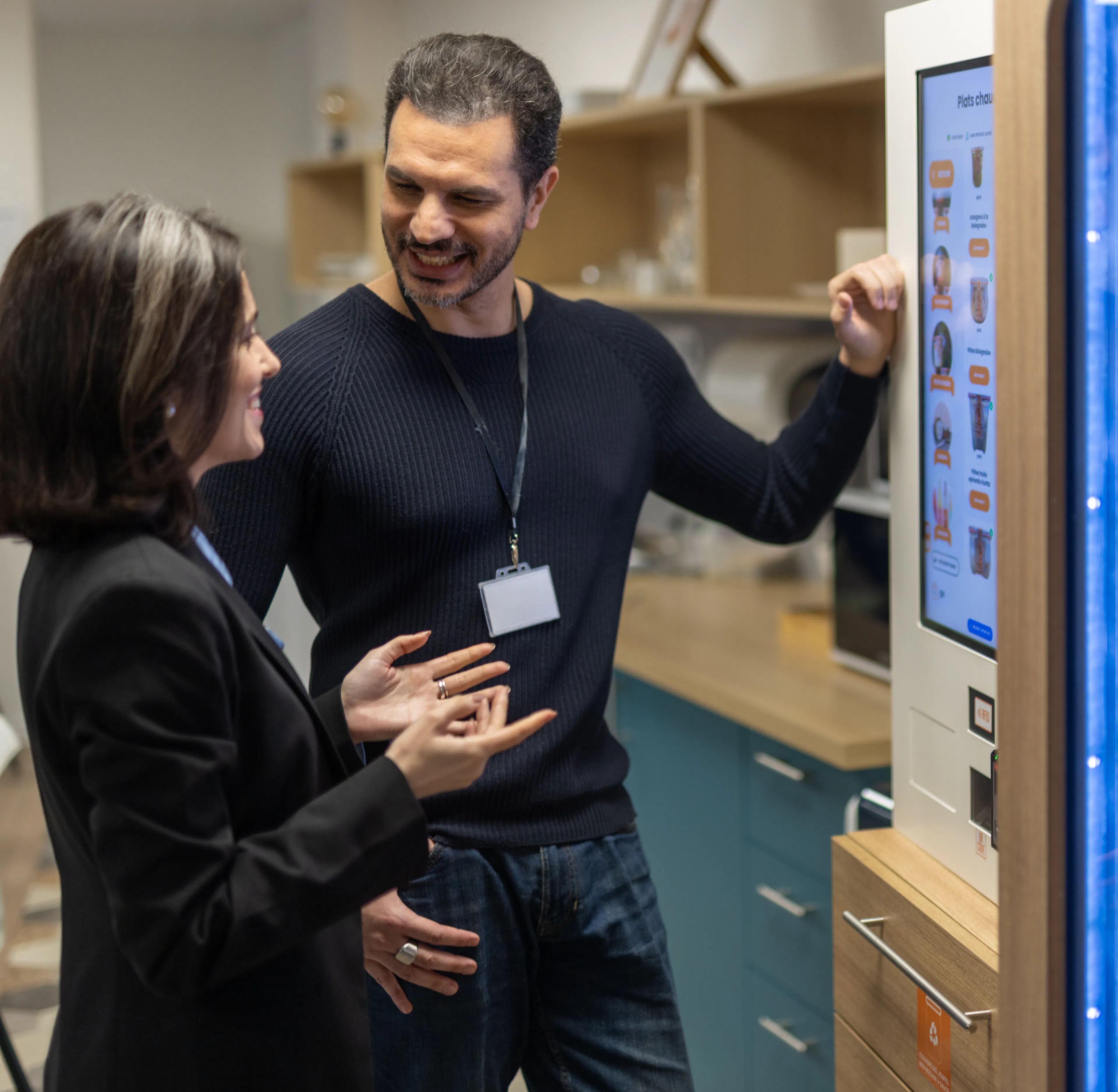 Deux collaborateurs commandent un plat au sein d'un frigo connectée