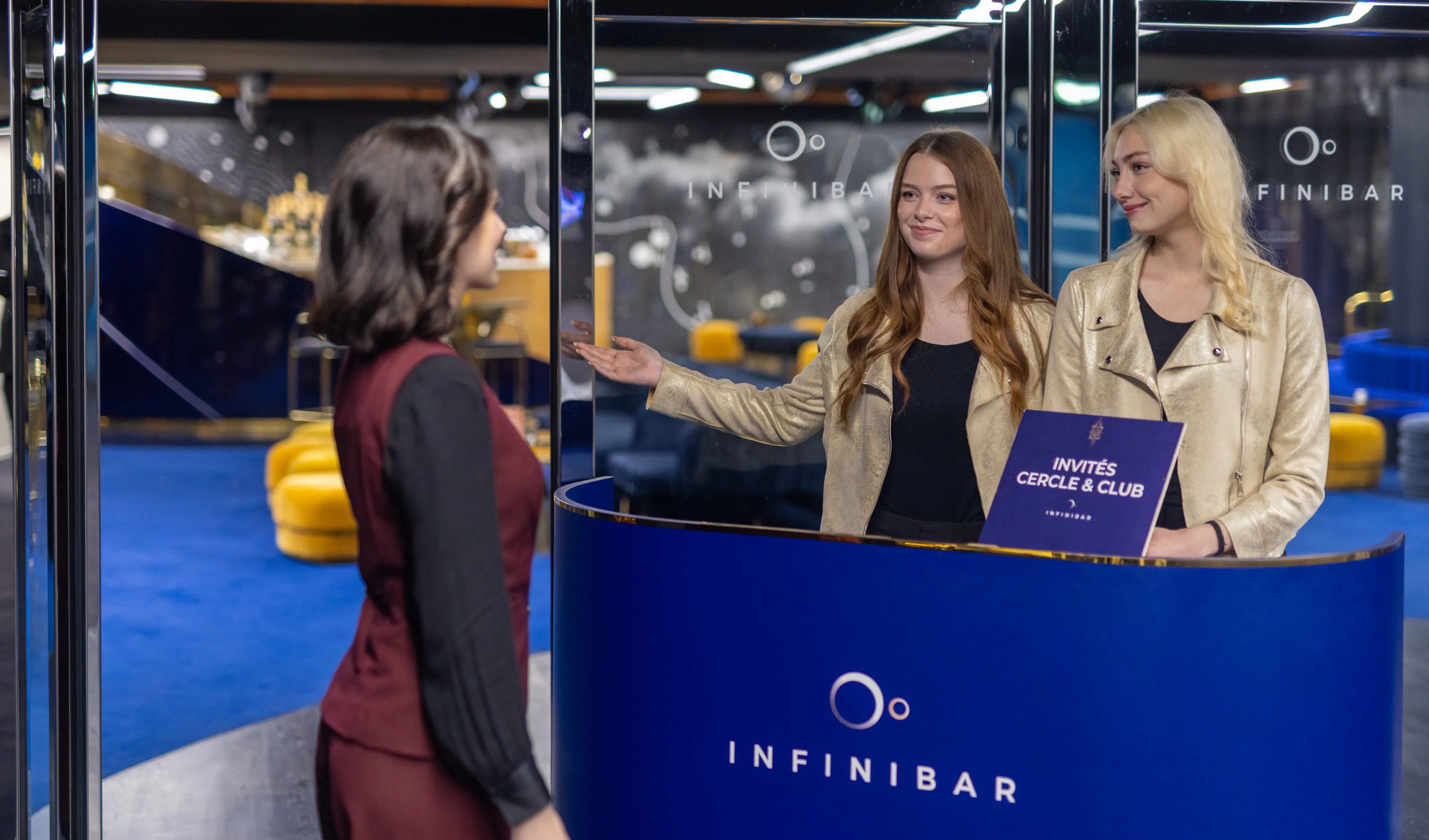 Deux hôtesses accueillant un visiteur sur un lieu événementiel