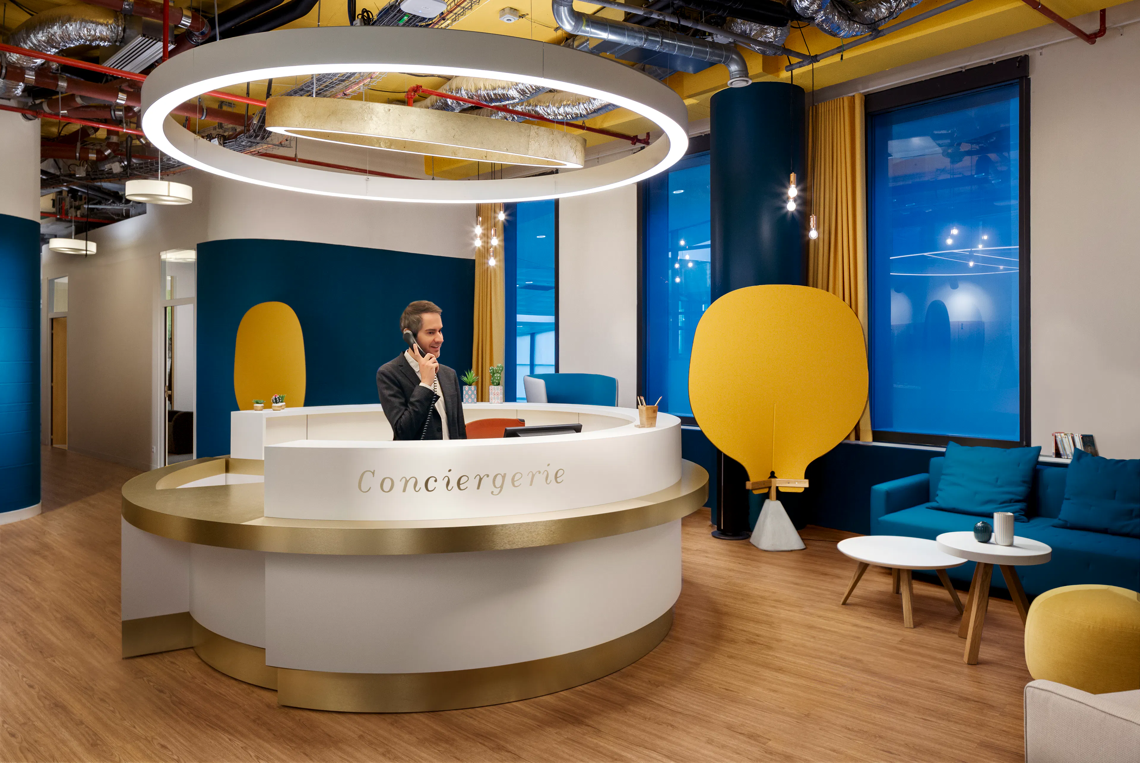 Un collaborateur au sein d'une conciergerie d'entreprise