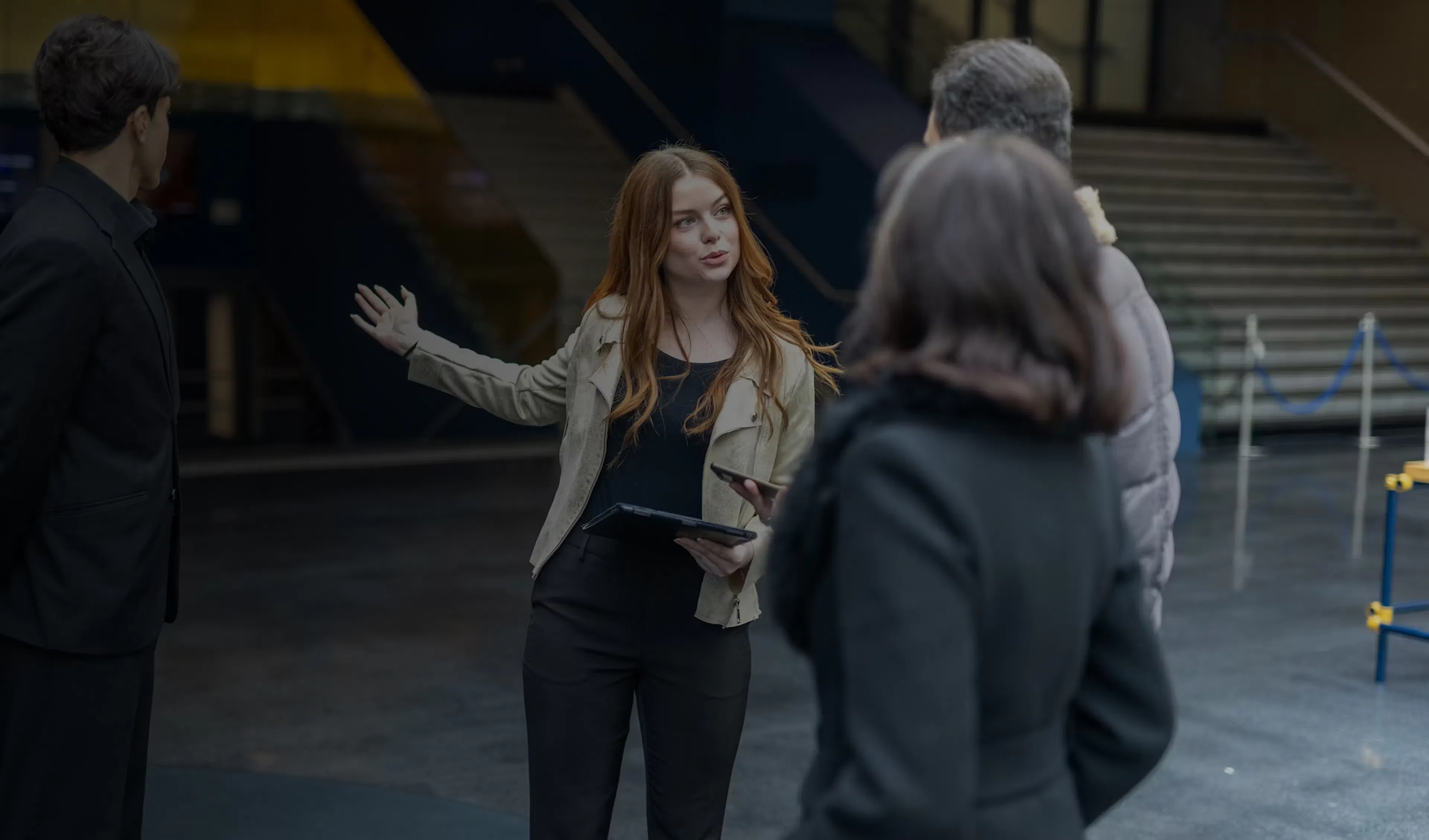 Une hôtesse d'accueil accueillant des visiteurs sur un site événementiel