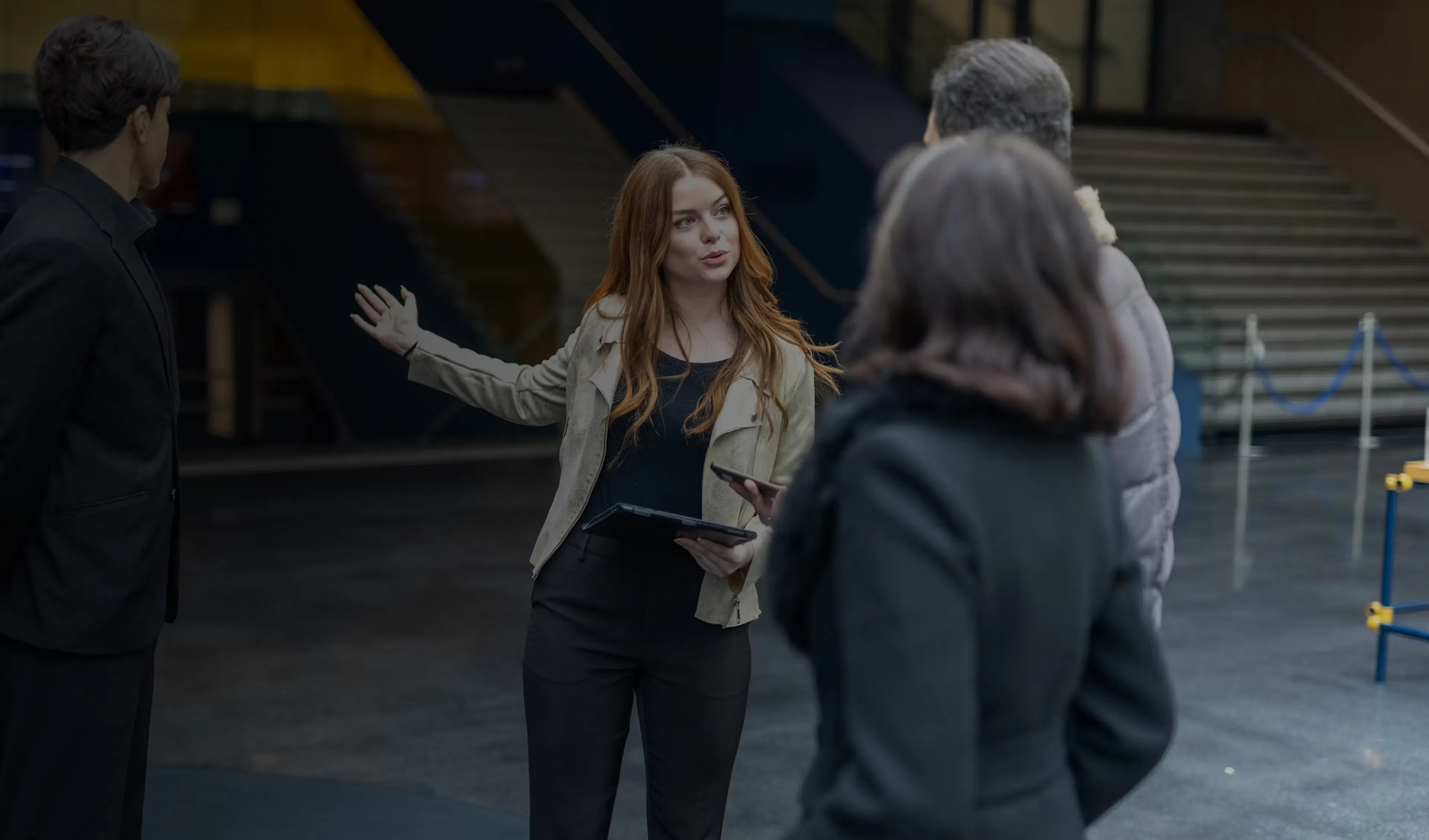 Une hôtesse d'accueil accueillant des visiteurs sur un site événementiel