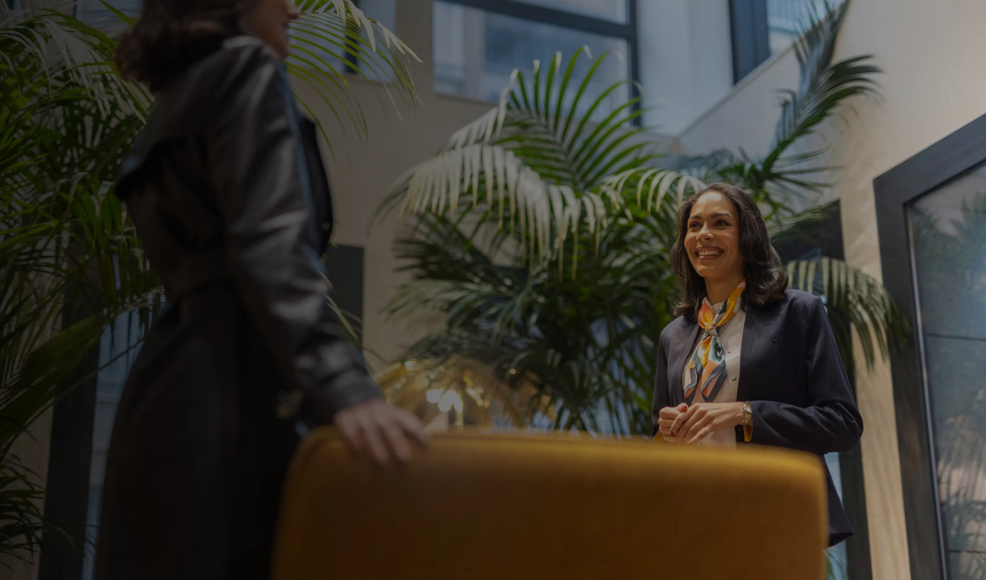 Une hôtesse d'accueil accueillant un visiteur