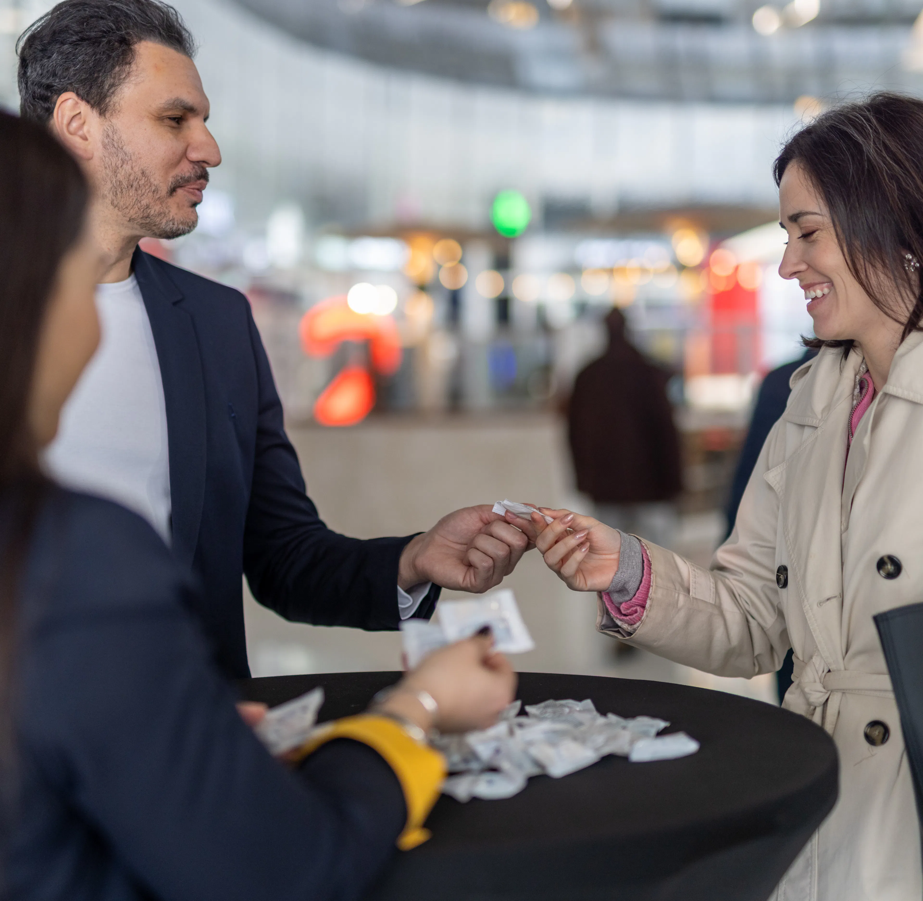 Deux hôtes d'accueillant distribuant un produit alimentaire dans le cadre d'une animation des ventes