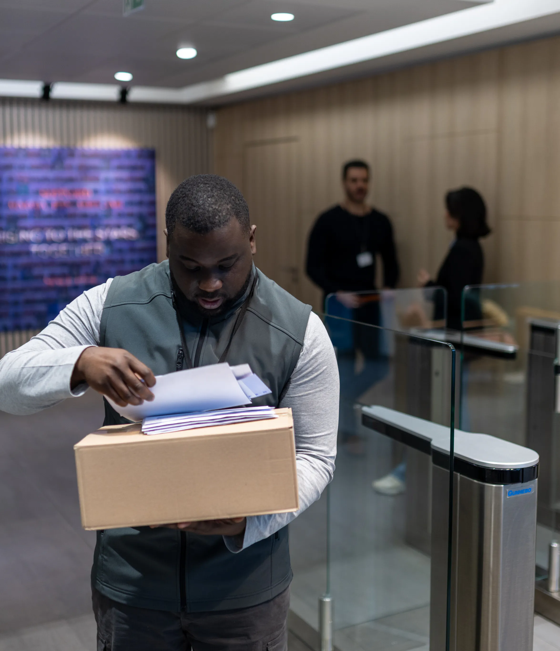 Un agent documentaire prêt à distribuer un colis et du courrier à un collaborateur