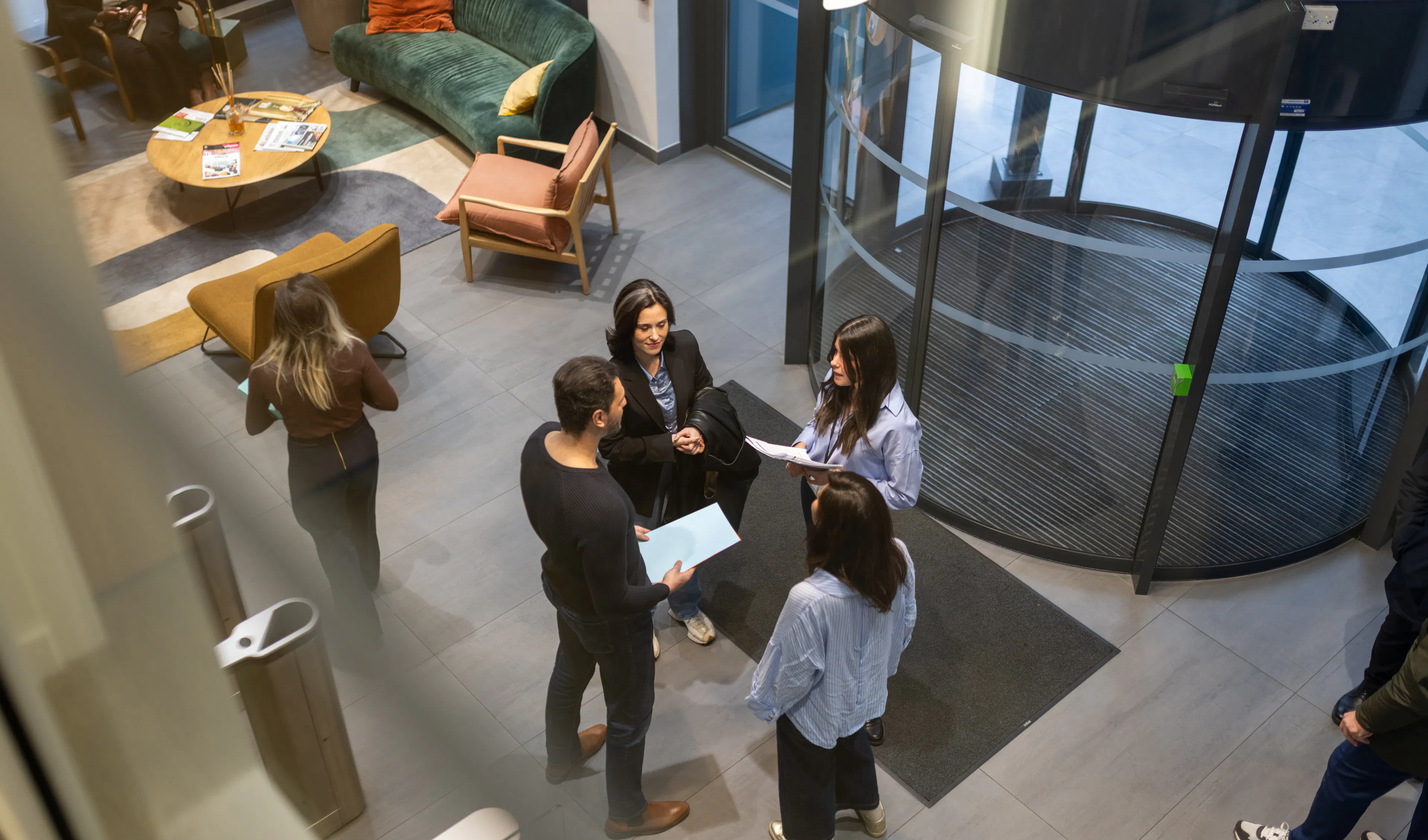 4 coworkers having a discussion at the reception of a workspace